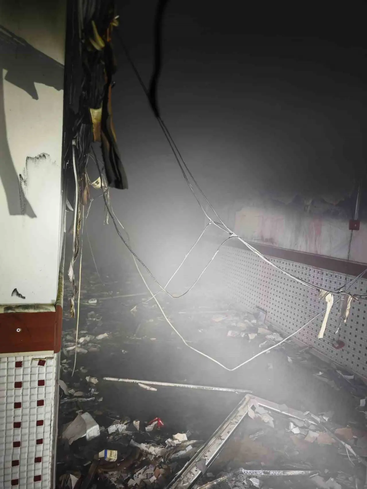 Terk edilen okulda korkutan yangın: Nazilli’deki lise alevlere teslim oldu! 2