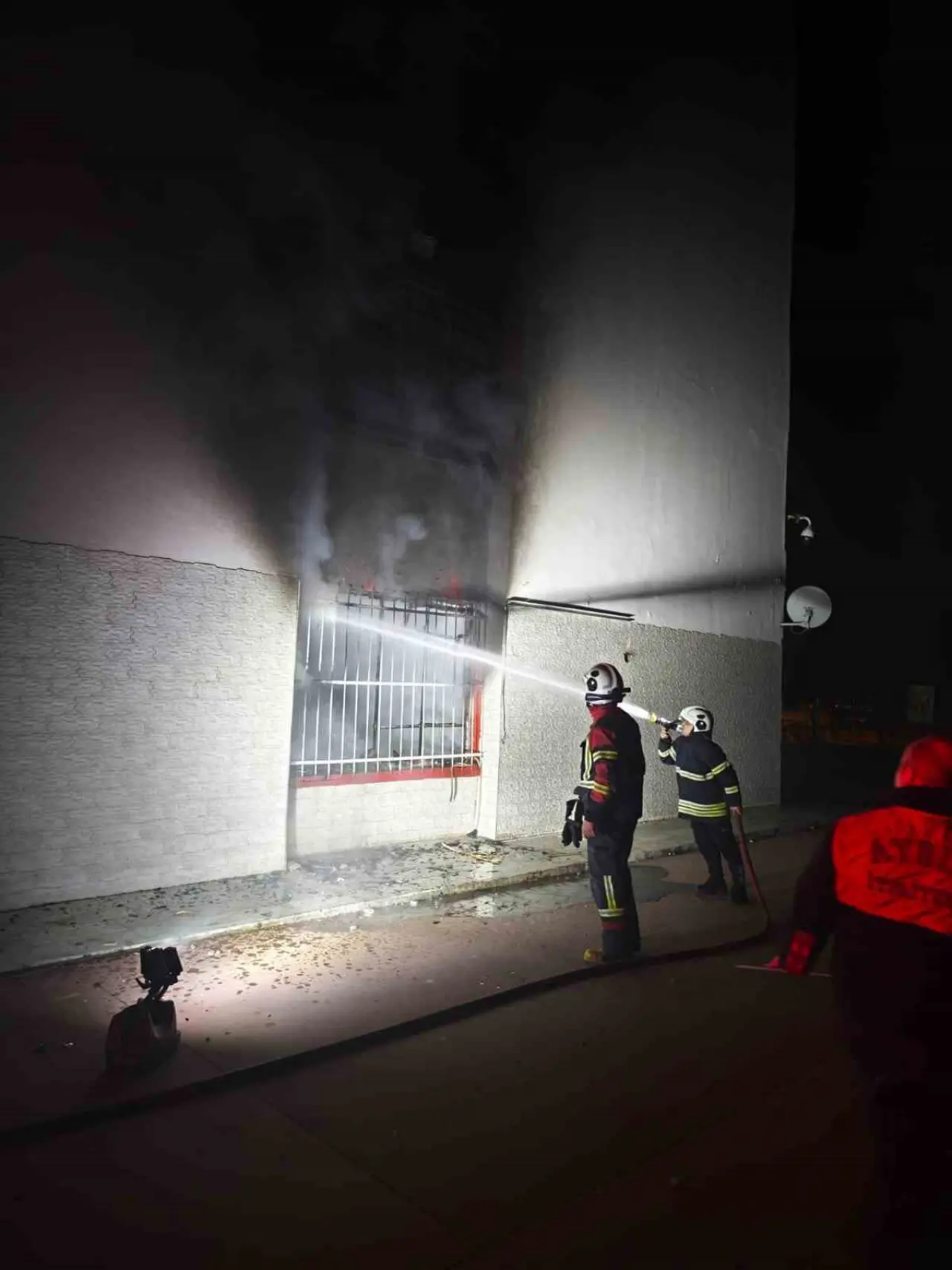 Terk edilen okulda korkutan yangın: Nazilli’deki lise alevlere teslim oldu! 1