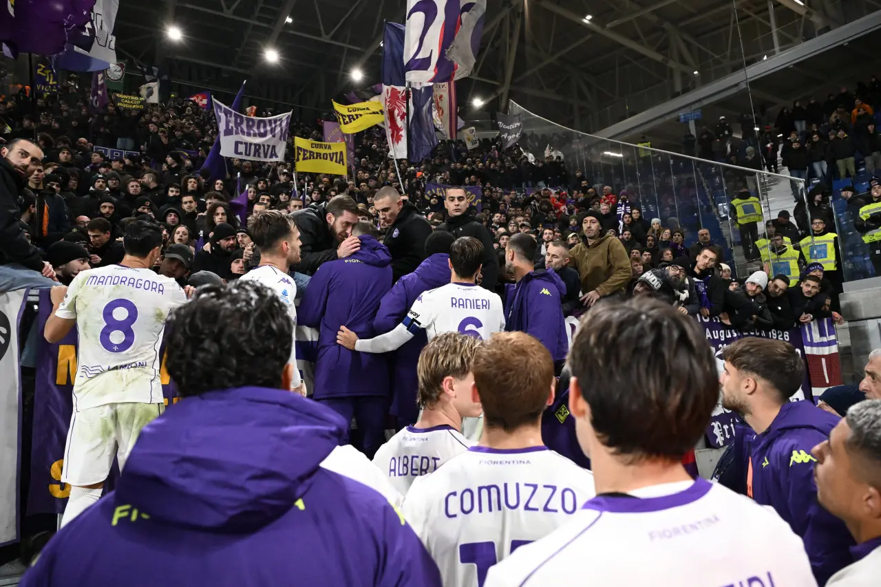 Fiorentina’da kıyamet: Dzeko megafonu kaptı, tribünleri ayakta tuttu! 4