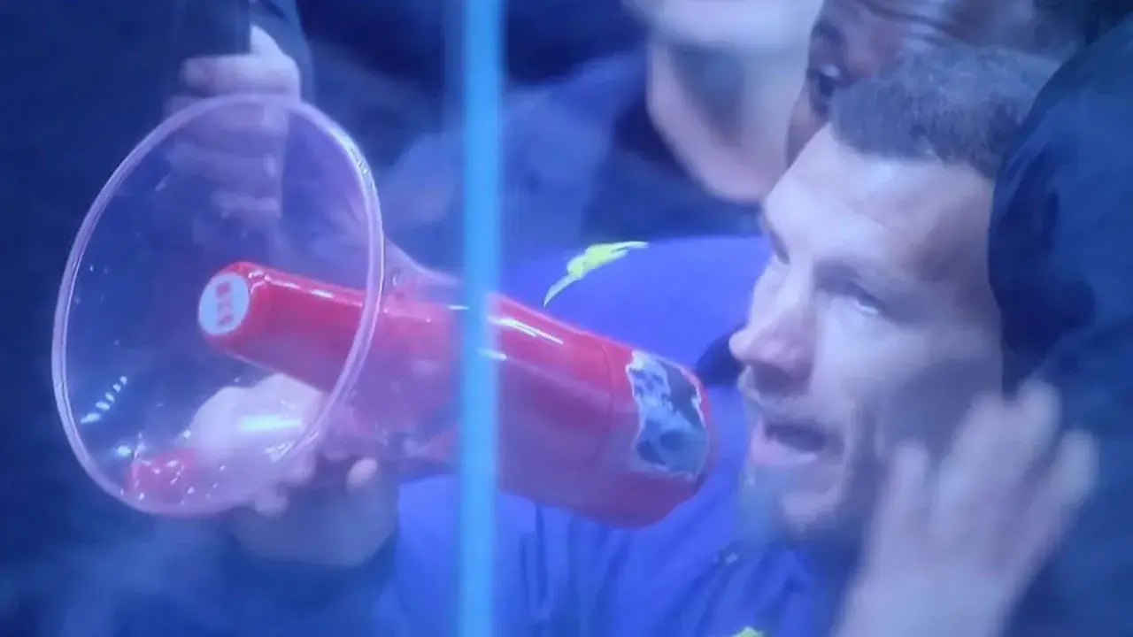 Fiorentina’da kıyamet: Dzeko megafonu kaptı, tribünleri ayakta tuttu! 3