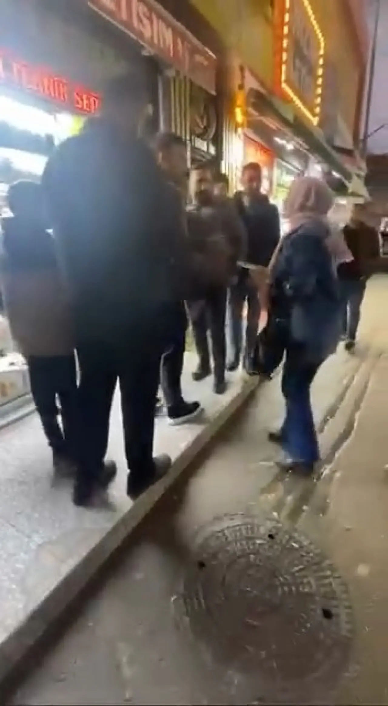 Telefoncu dükkânında gergin anlar: Tartışma kavgaya döndü! 2