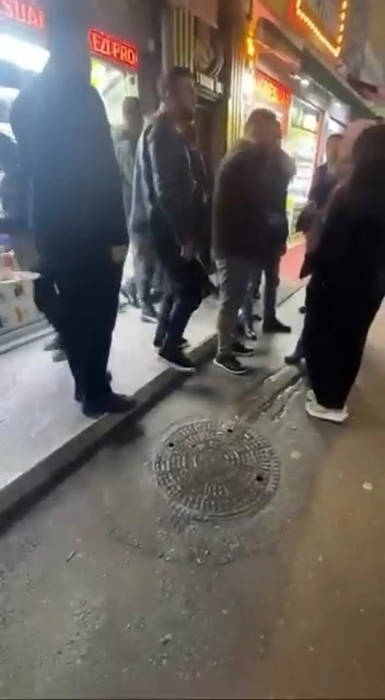 Telefoncu dükkânında gergin anlar: Tartışma kavgaya döndü! 3