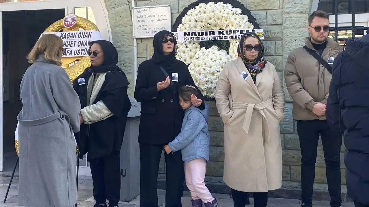 Ünlü isimlerden destek yağmuru... Burcu Özberk’in acı gününde sektör tek yürek oldu! 3