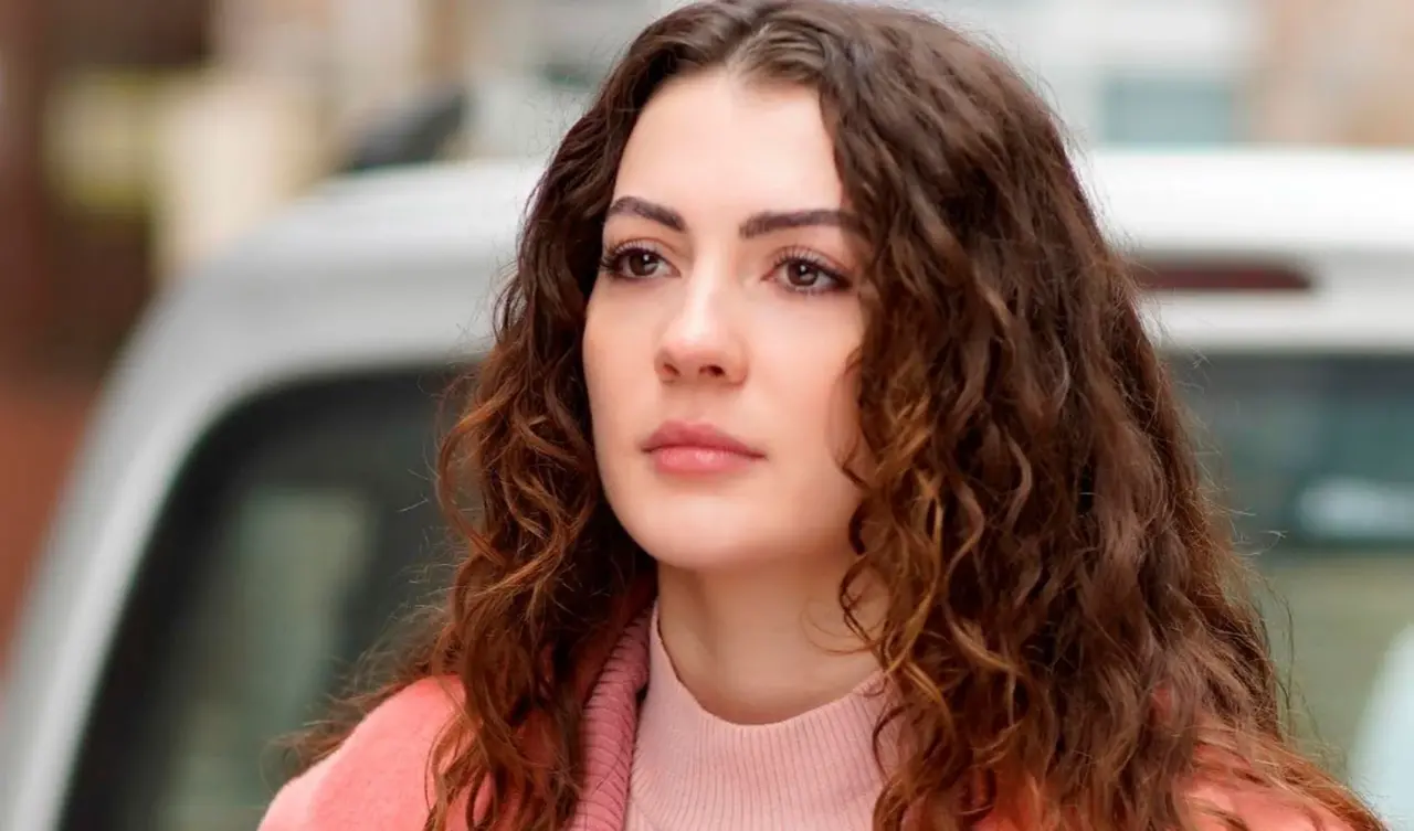 Ünlü isimlerden destek yağmuru... Burcu Özberk’in acı gününde sektör tek yürek oldu! 4