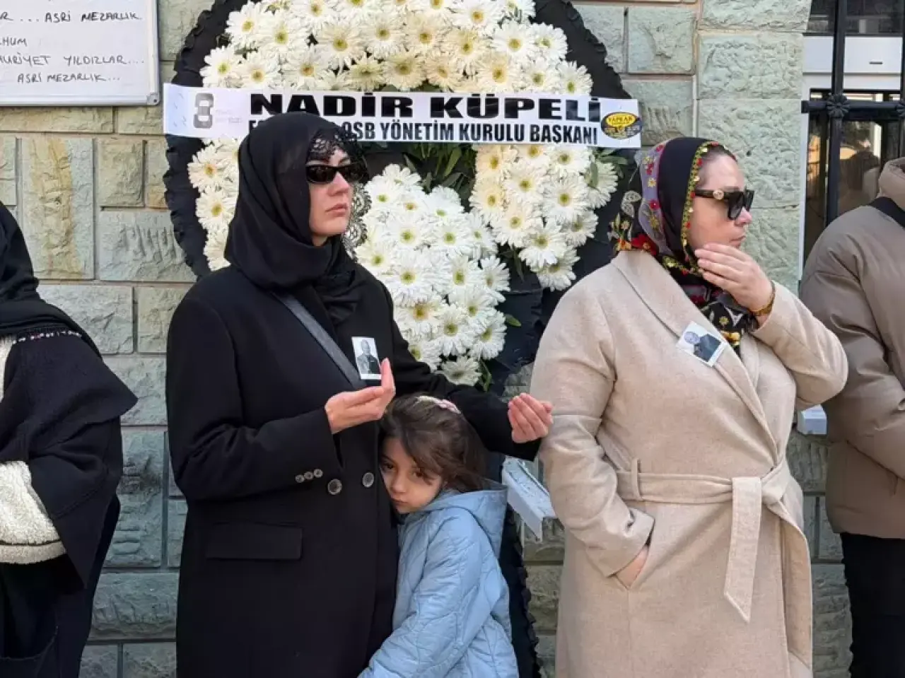 Ünlü isimlerden destek yağmuru... Burcu Özberk’in acı gününde sektör tek yürek oldu! 1