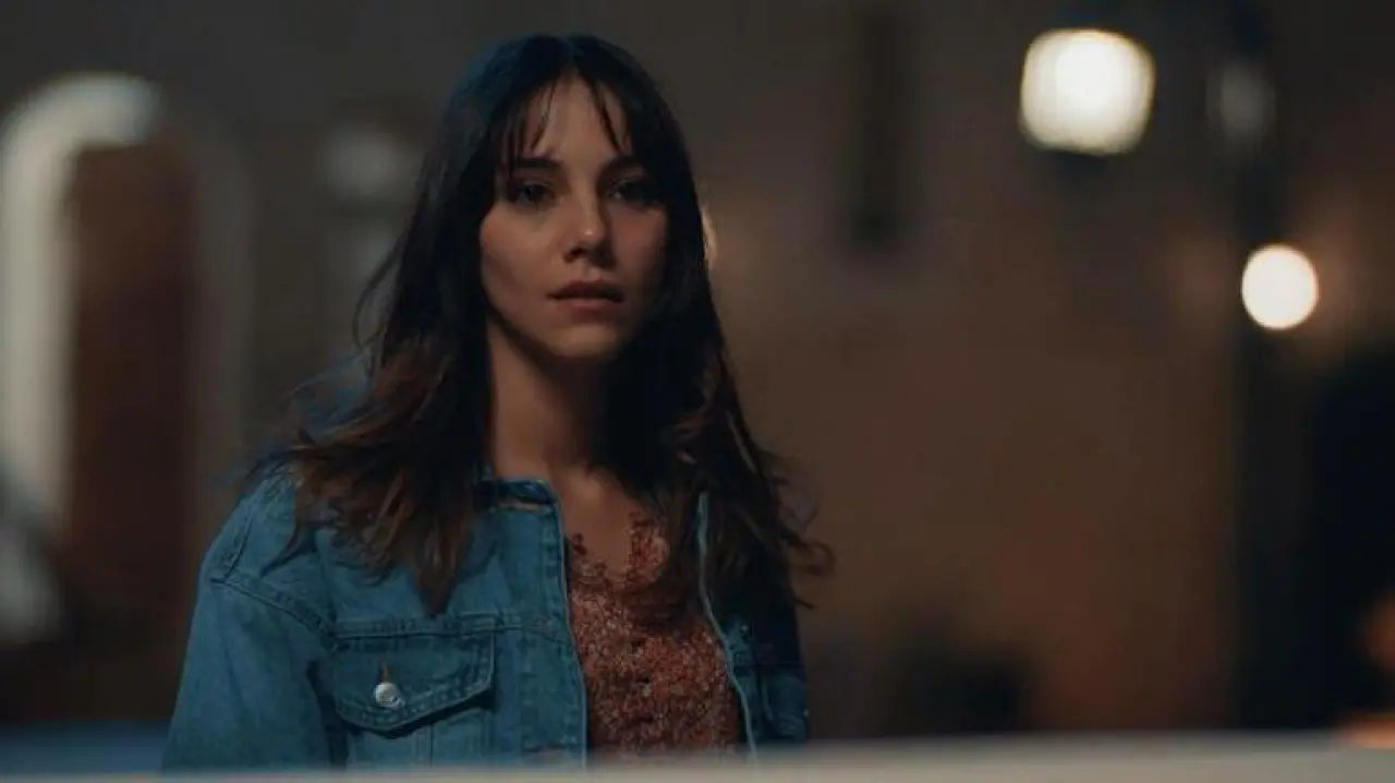 Uzak Şehir’in Zerrin’i Dilin Döğer’i korkutan takipçi 'Uluslararası cesaret' peşinde! 4