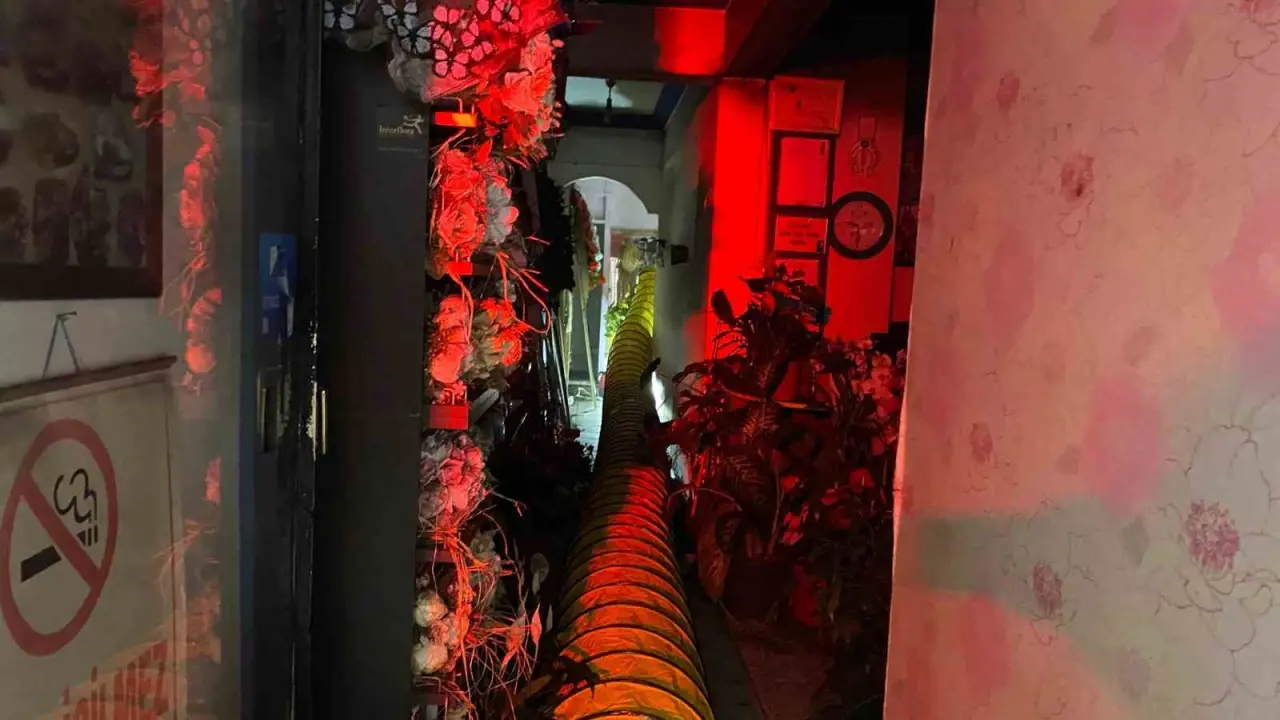 Efeler’de elektrik arızası çiçekçiyi ateşe verdi: İtfaiye son anda yetişti! 1