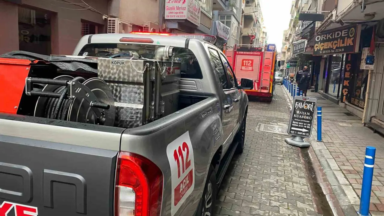 Efeler’de elektrik arızası çiçekçiyi ateşe verdi: İtfaiye son anda yetişti! 2