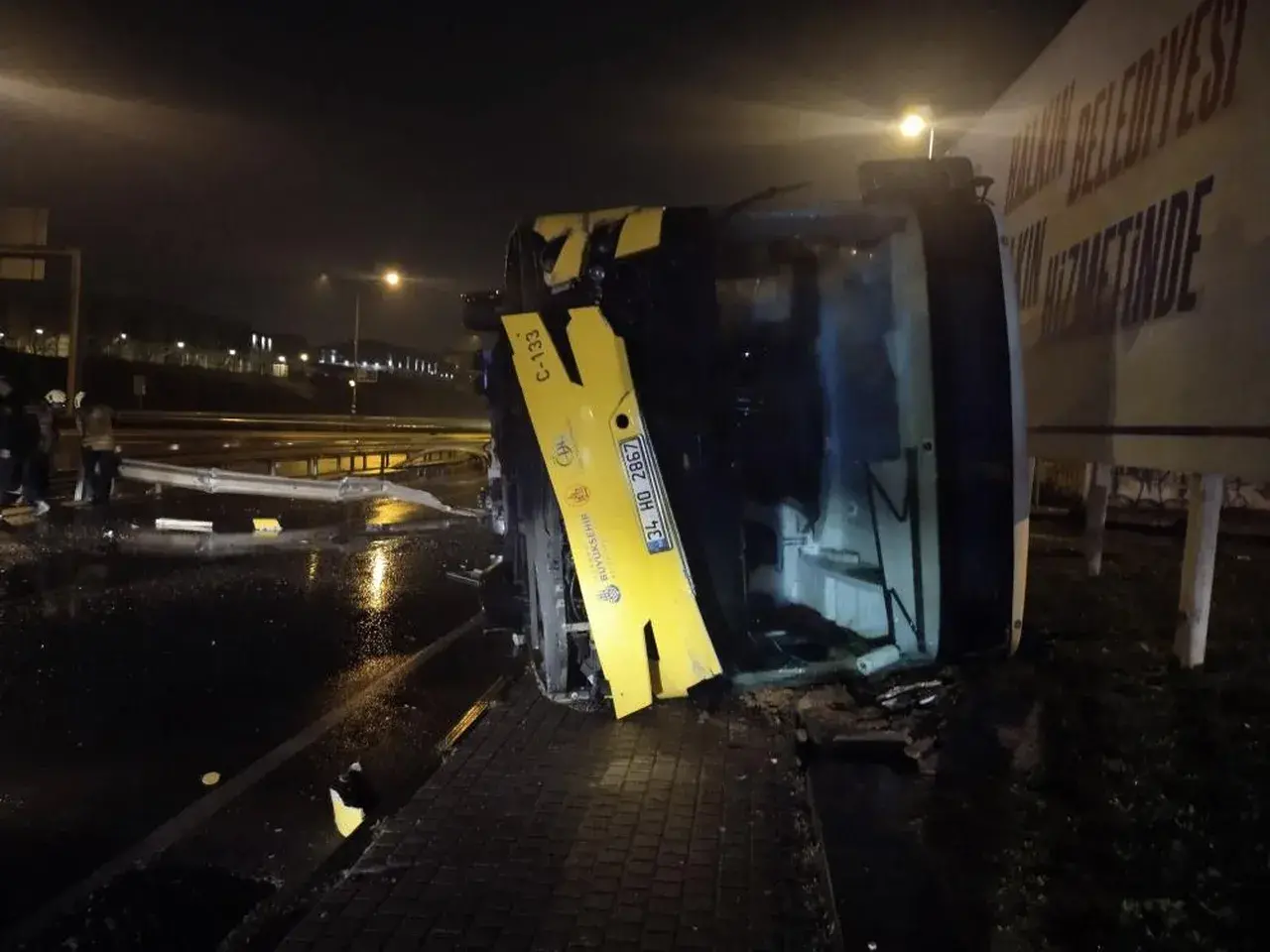 Yağmurun getirdiği tehlike: Halk otobüsü yan yola yuvarlandı! 1