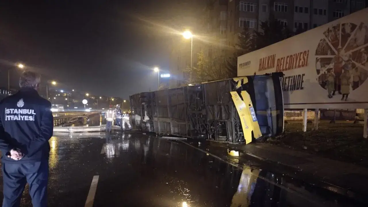 Yağmurun getirdiği tehlike: Halk otobüsü yan yola yuvarlandı! 2