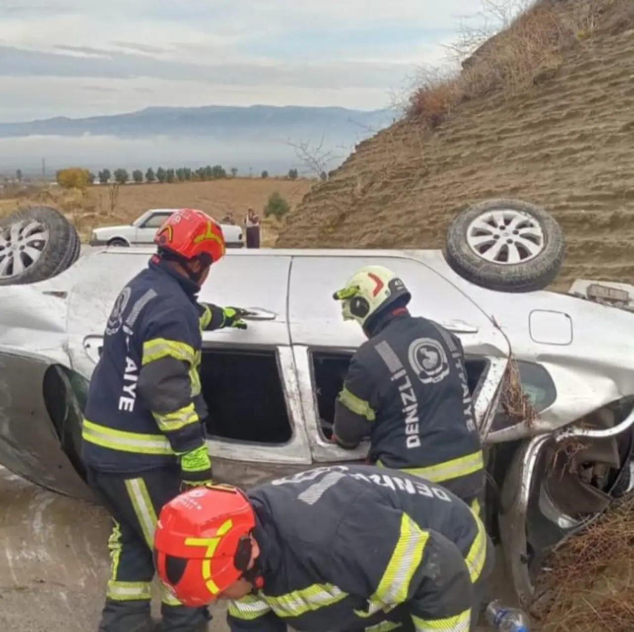 Denizli’de yağmur kazası: Otomobil takla attı! 2