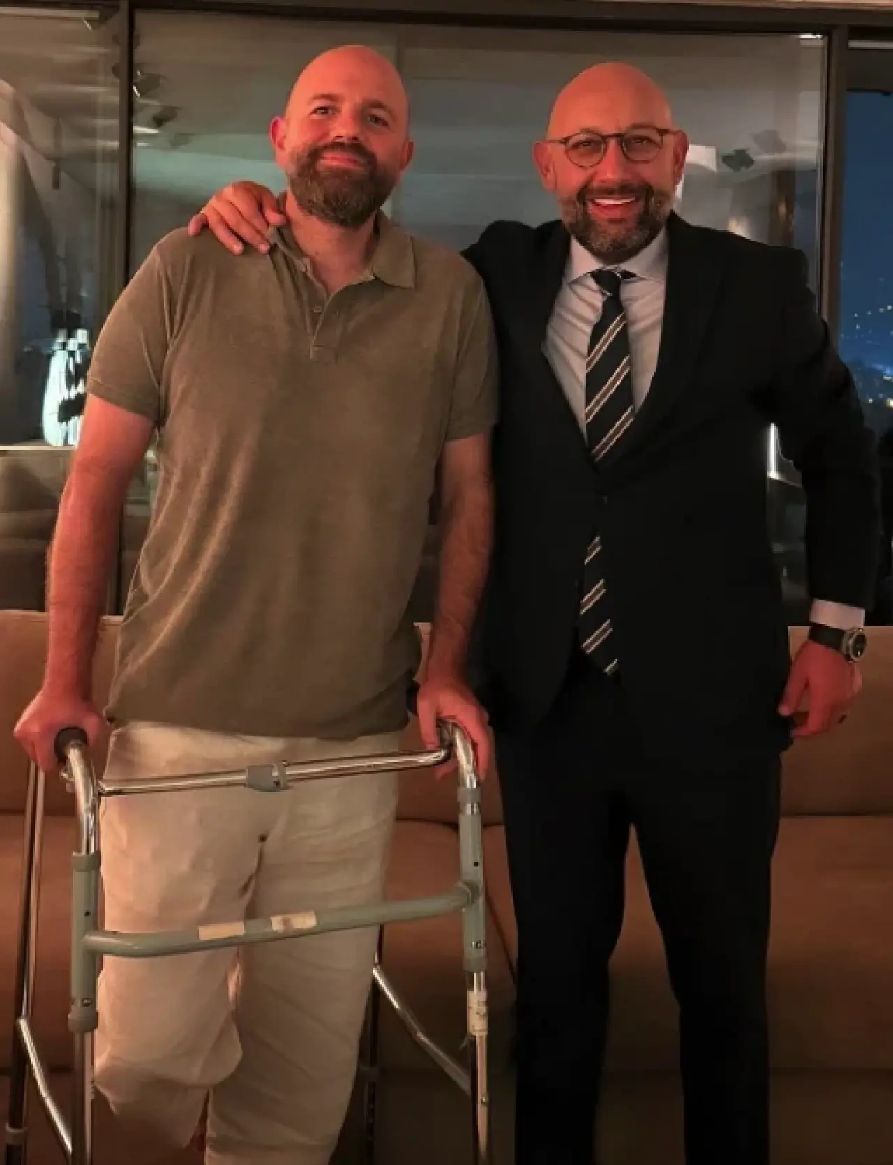 İş insanı İzzet Özilhan kazanın ardından ilk kez yürüteçle görüntülendi 5