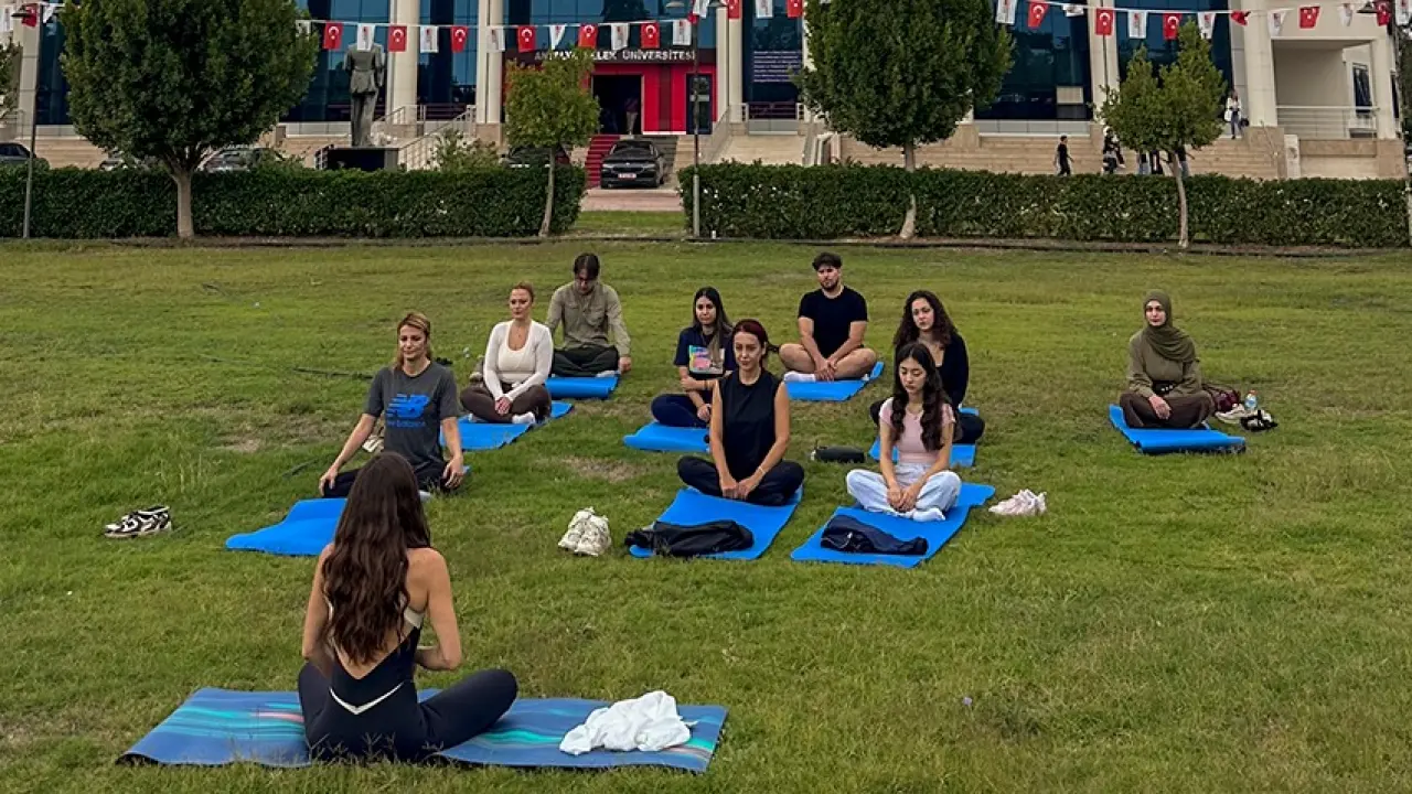 Antalya Belek Üniversitesi kampüsünde açık havada yoga etkinliği düzenlendi 5