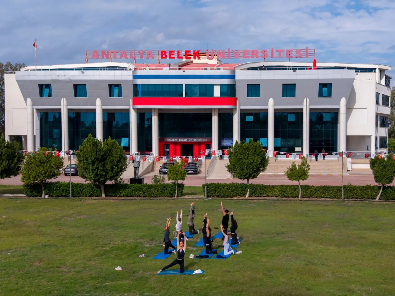 Antalya Belek Üniversitesi kampüsünde açık havada yoga etkinliği düzenlendi 3