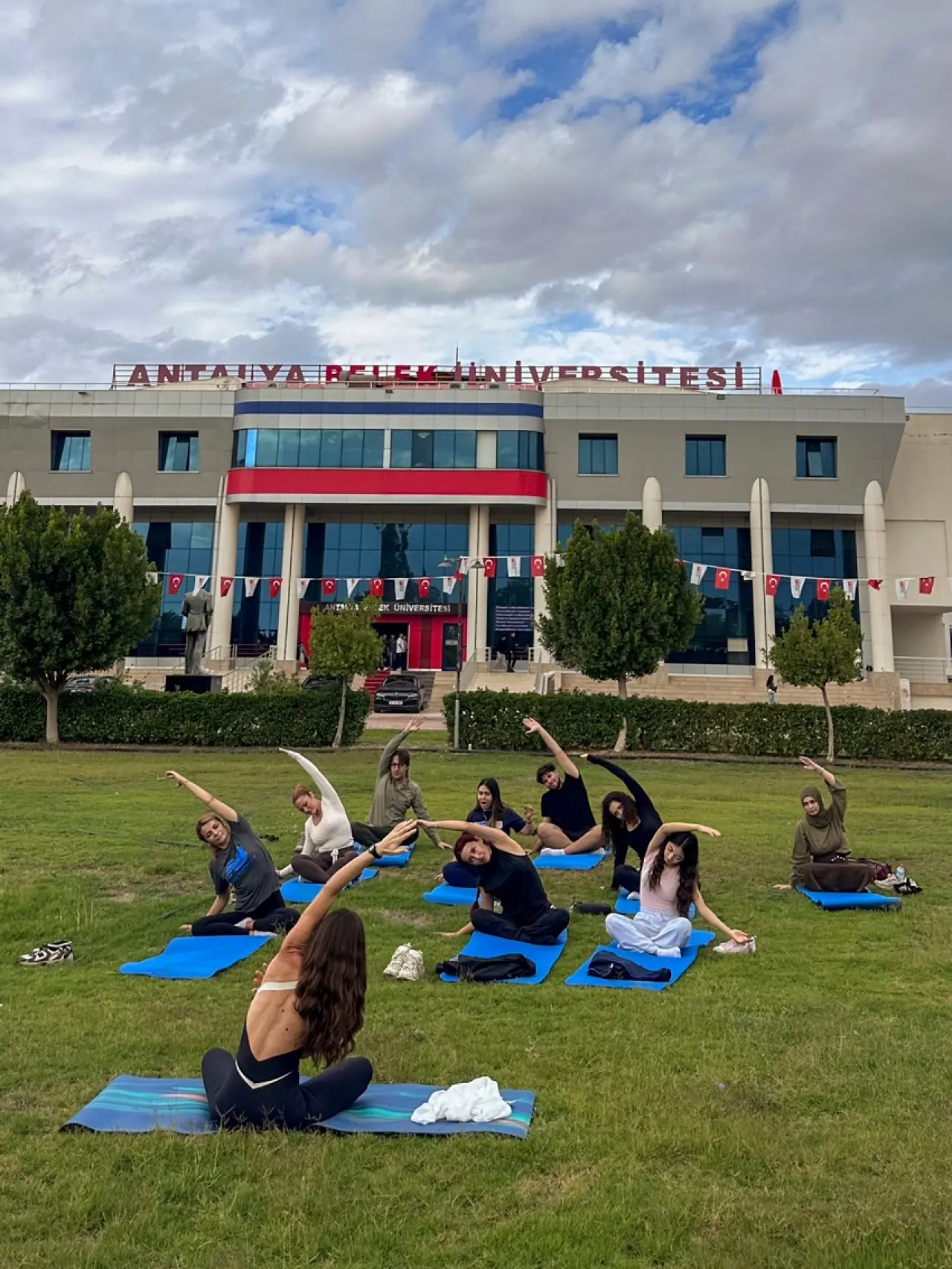 Antalya Belek Üniversitesi kampüsünde açık havada yoga etkinliği düzenlendi 2