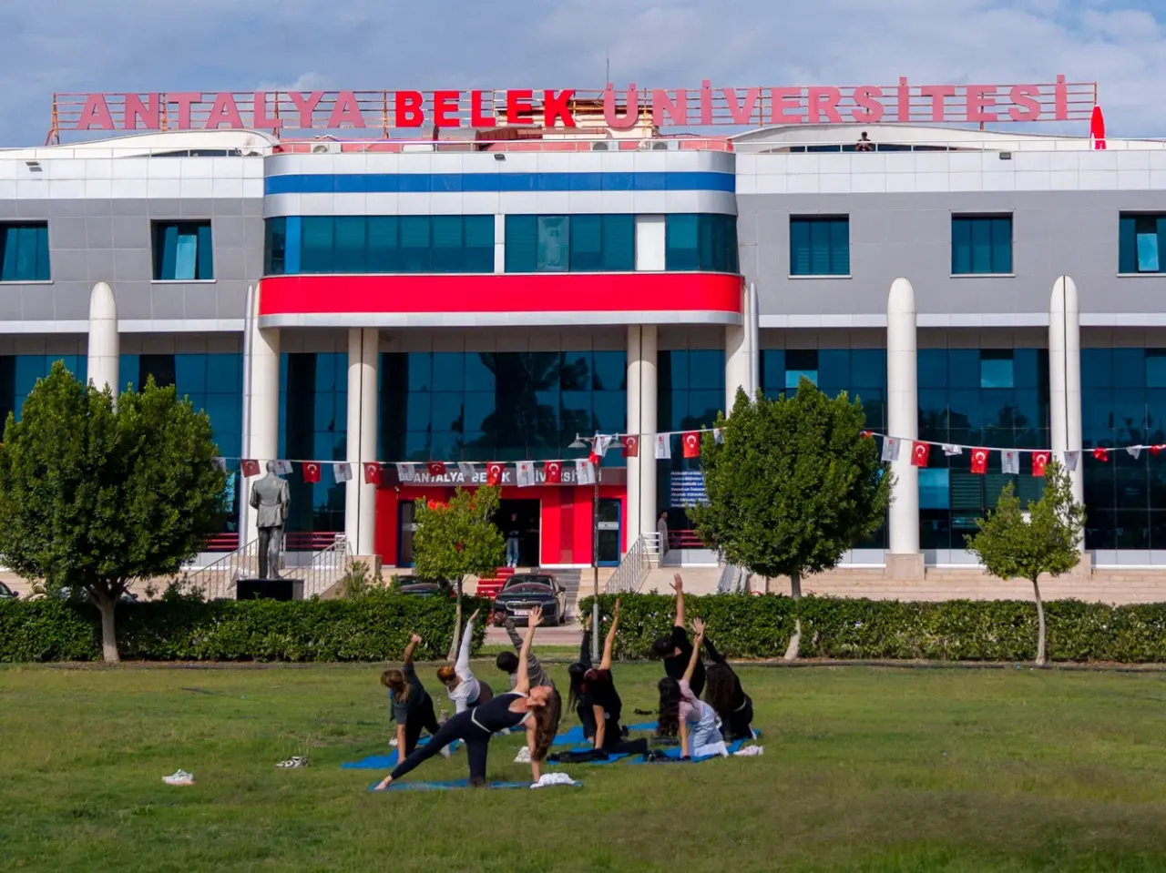 Antalya Belek Üniversitesi kampüsünde açık havada yoga etkinliği düzenlendi 1