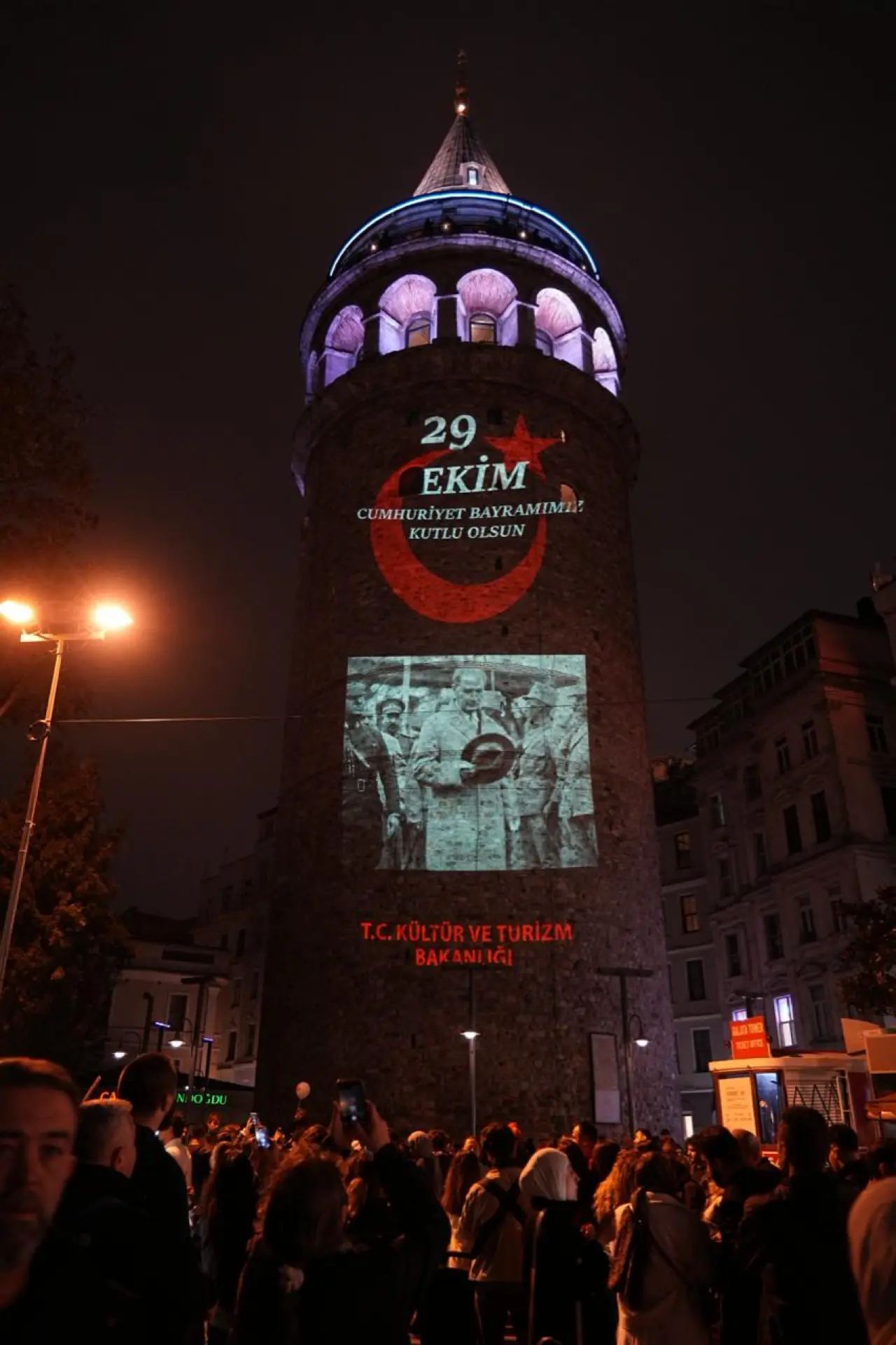 Galata Kulesi 29 Ekim için Atatürk ve ay yıldızla aydınlatıldı 5