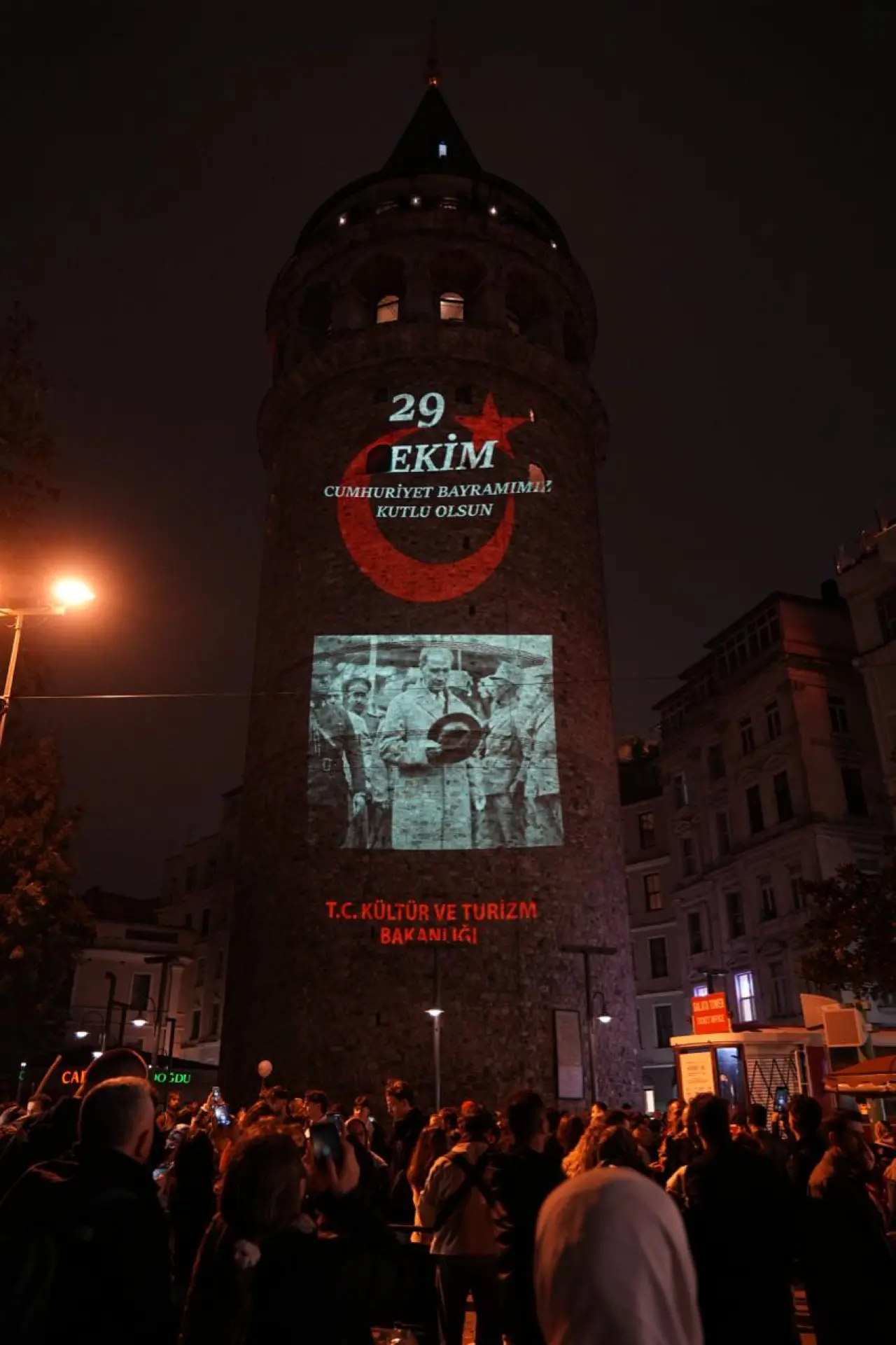 Galata Kulesi 29 Ekim için Atatürk ve ay yıldızla aydınlatıldı 4