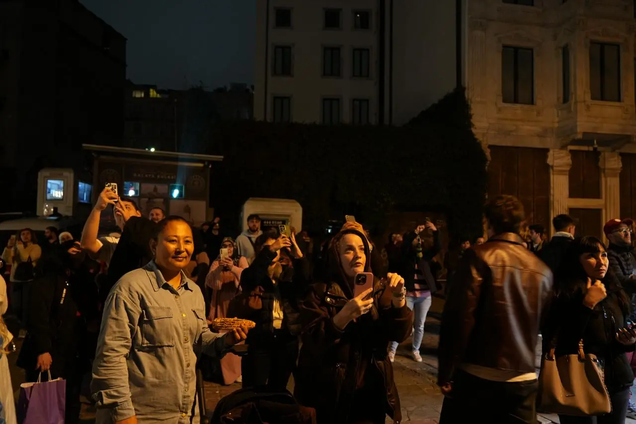 Galata Kulesi 29 Ekim için Atatürk ve ay yıldızla aydınlatıldı 1