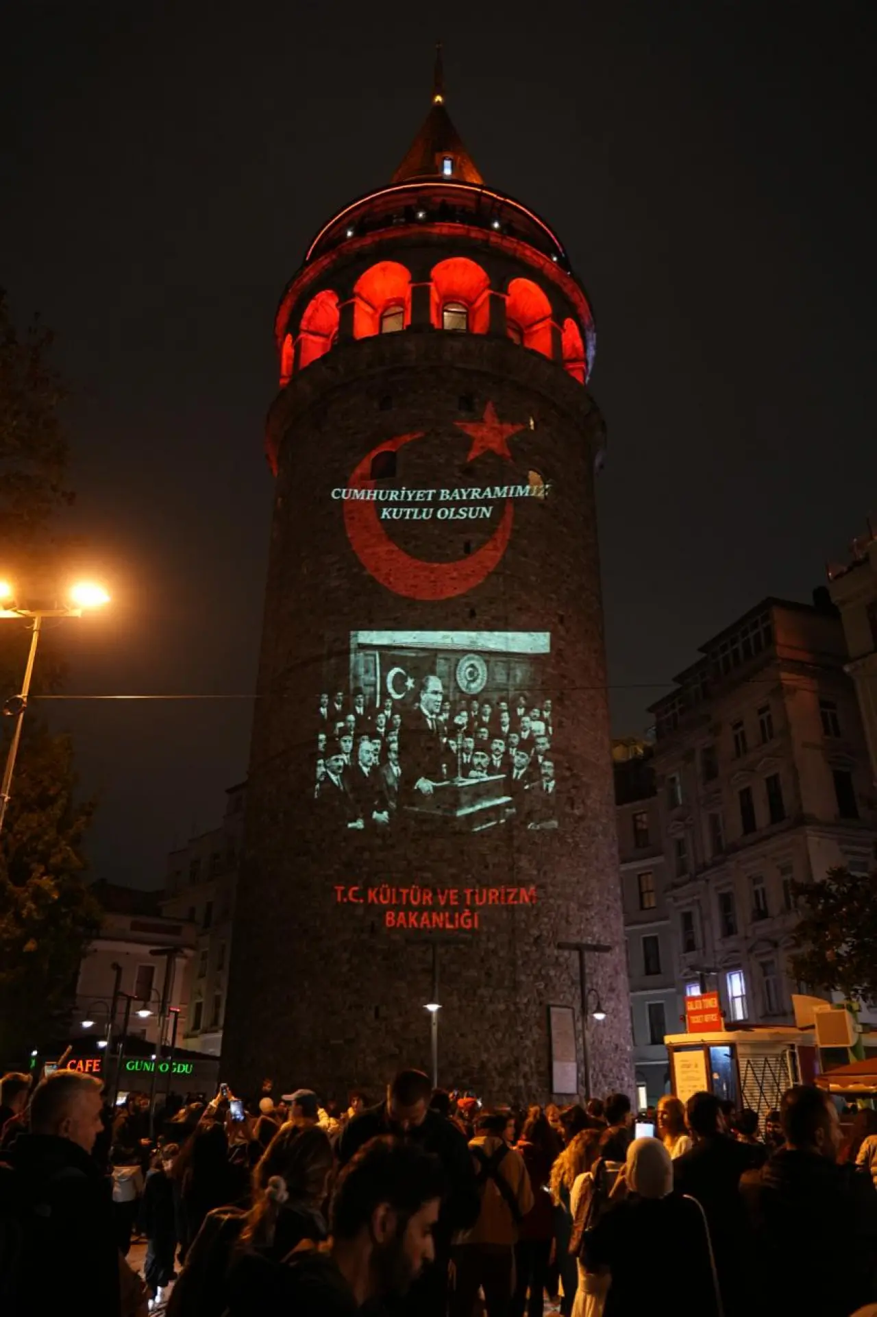 Galata Kulesi 29 Ekim için Atatürk ve ay yıldızla aydınlatıldı 7