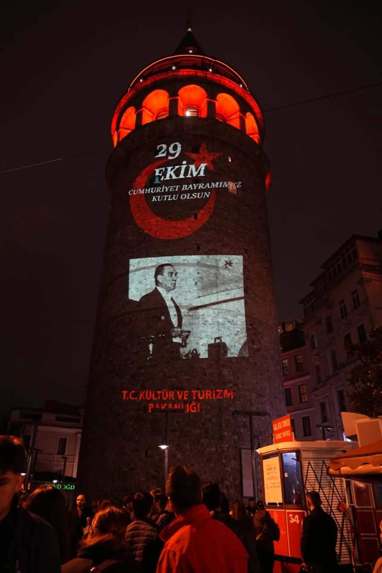 Galata Kulesi 29 Ekim için Atatürk ve ay yıldızla aydınlatıldı 3