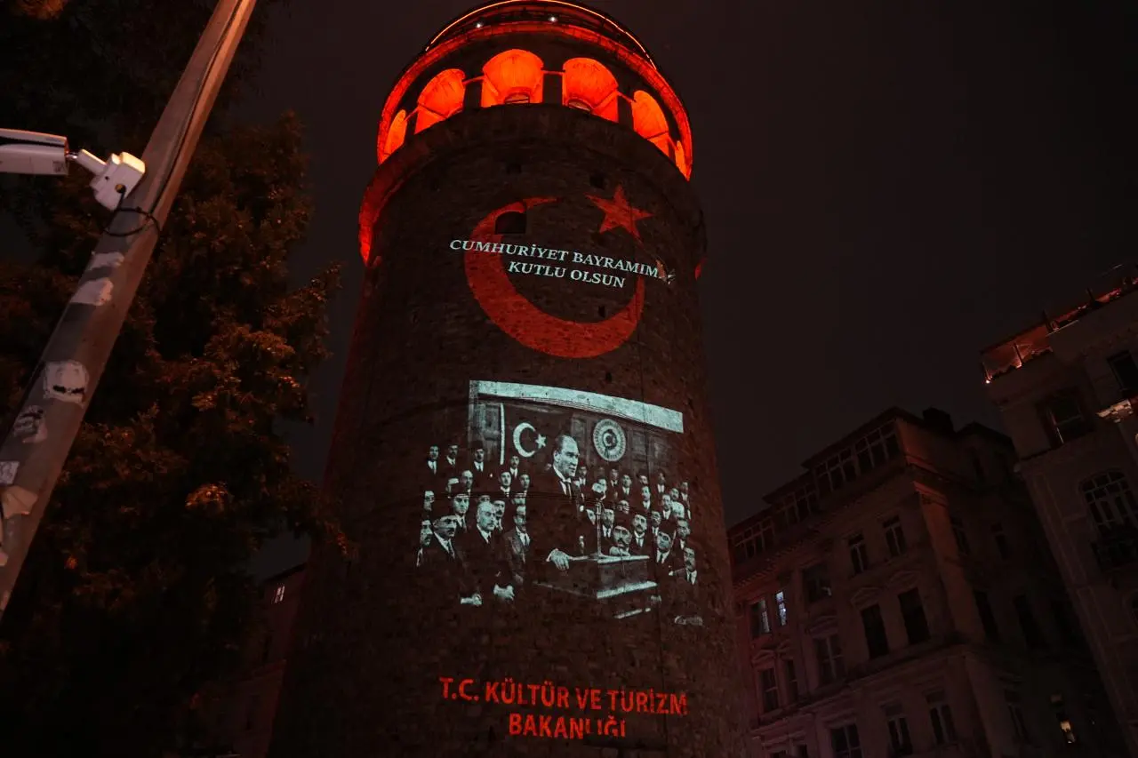 Galata Kulesi 29 Ekim için Atatürk ve ay yıldızla aydınlatıldı 8