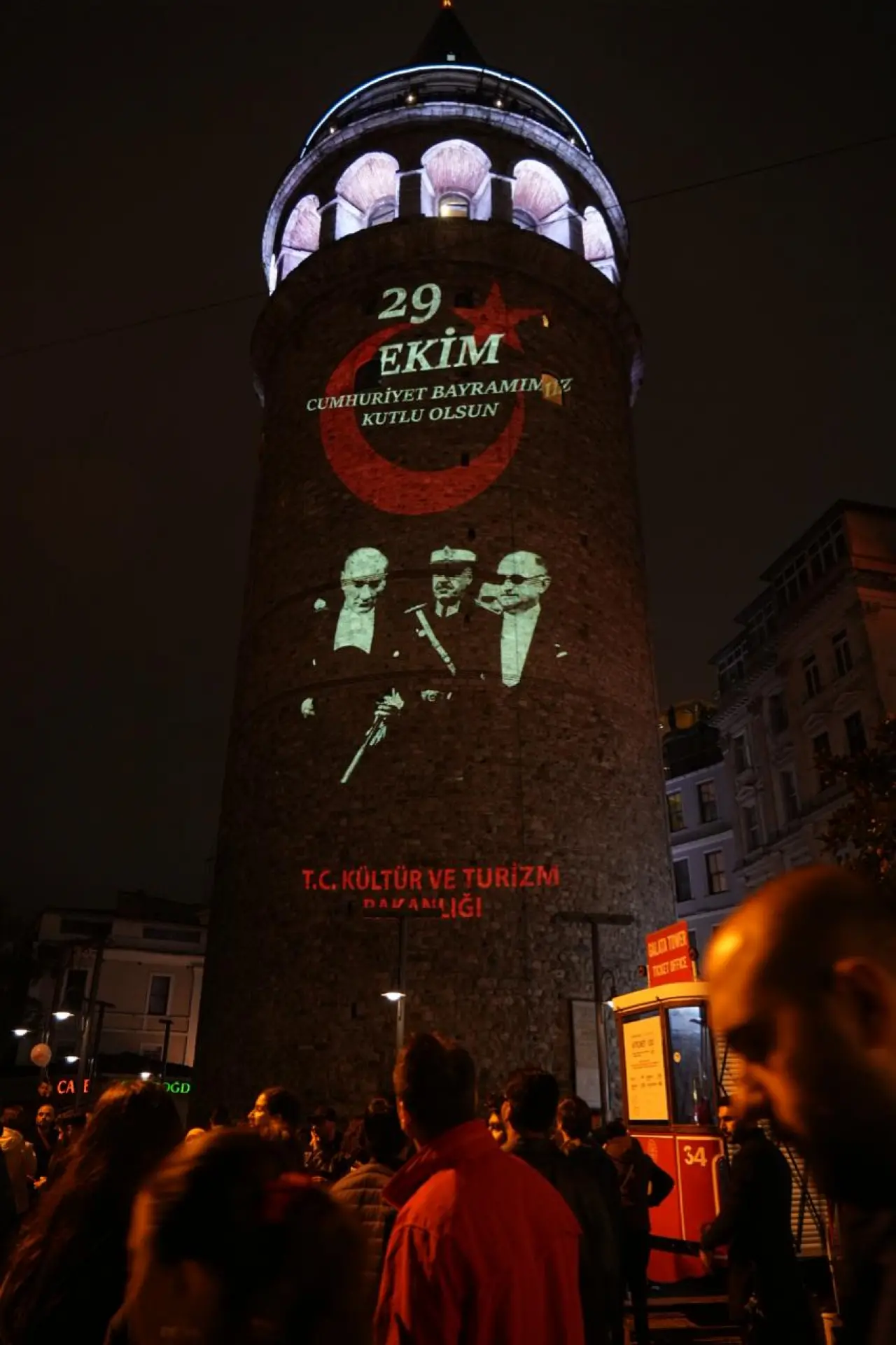 Galata Kulesi 29 Ekim için Atatürk ve ay yıldızla aydınlatıldı 2