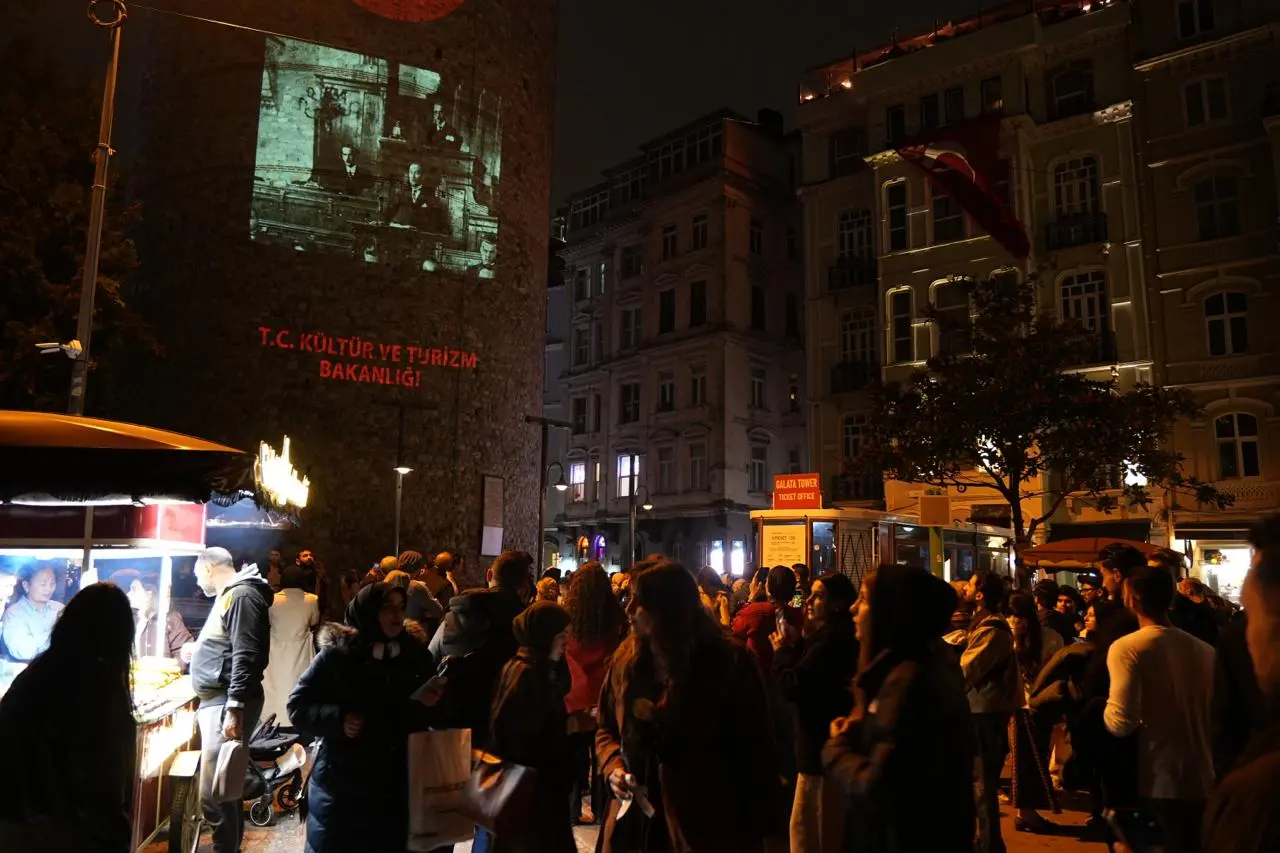 Galata Kulesi 29 Ekim için Atatürk ve ay yıldızla aydınlatıldı 6