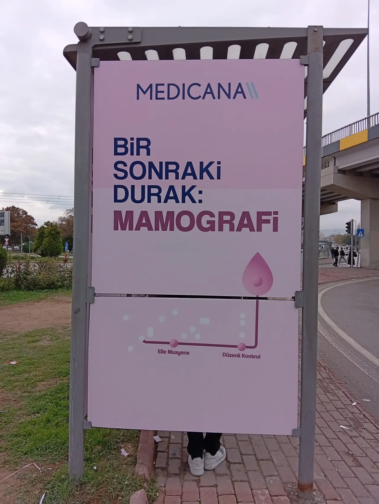Konya'da otobüs durağı meme kanseri farkındalığı için pembeye büründü 2