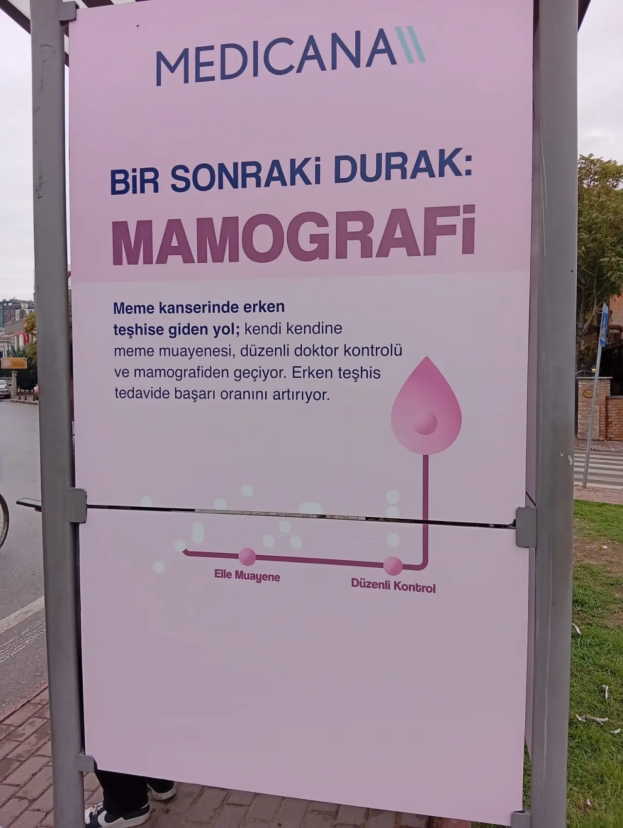 Konya'da otobüs durağı meme kanseri farkındalığı için pembeye büründü 3