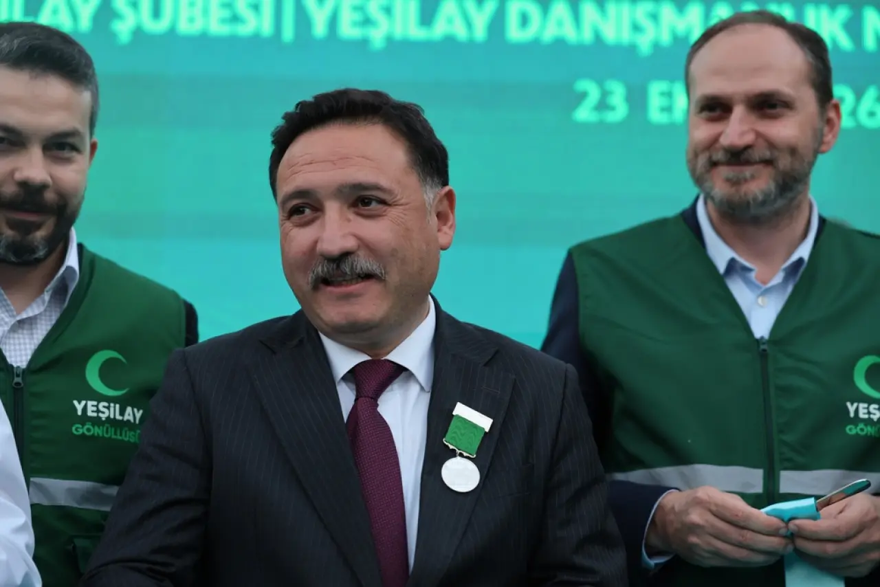 Vali Gökmen Çiçek'e Yeşilay'dan Üstün Hizmet Madalyası verildi 6