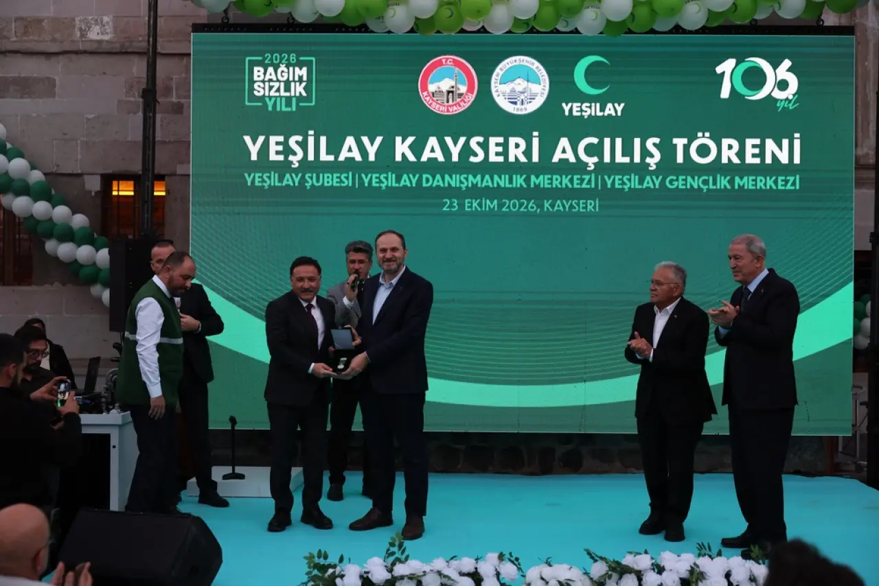 Vali Gökmen Çiçek'e Yeşilay'dan Üstün Hizmet Madalyası verildi 1