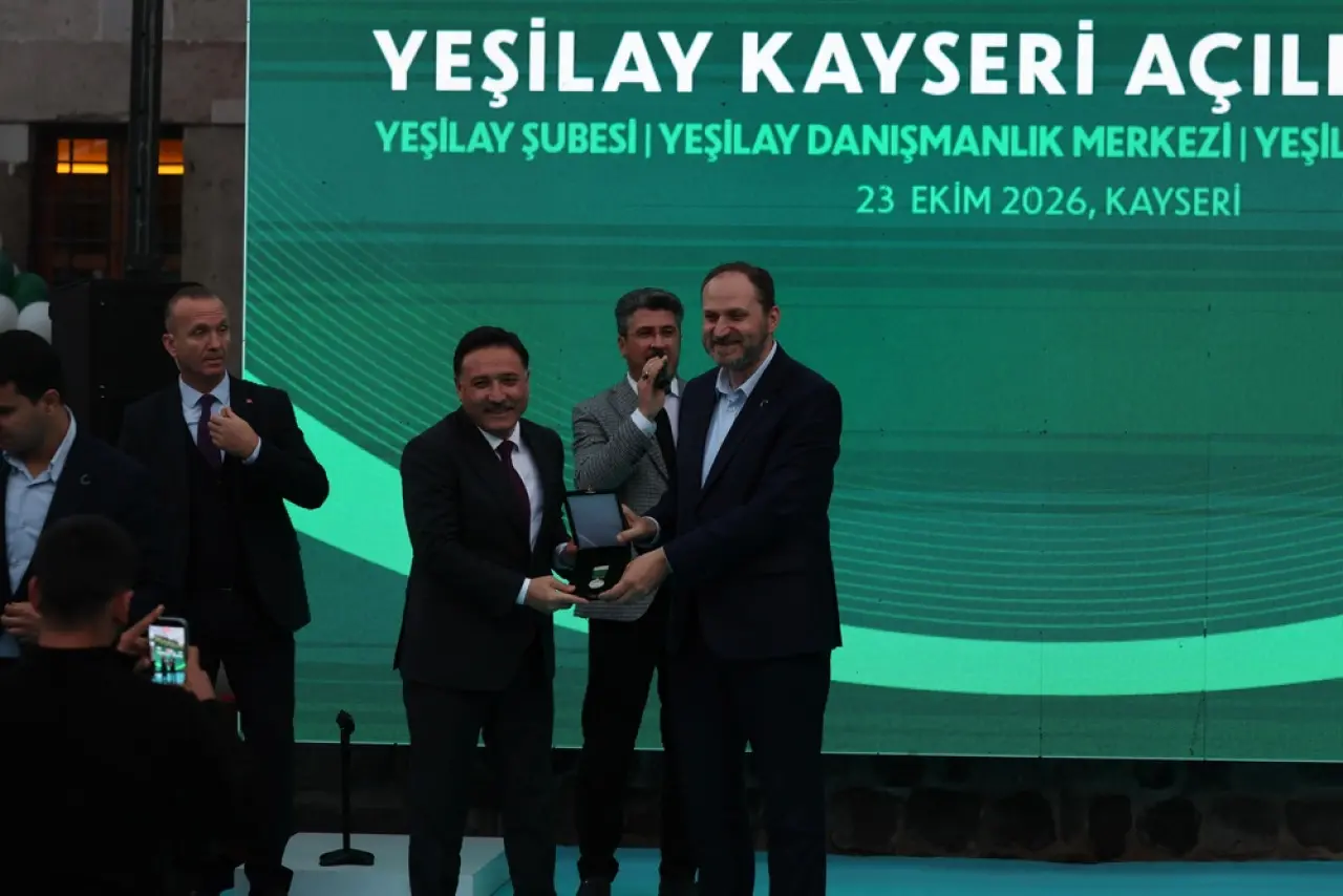 Vali Gökmen Çiçek'e Yeşilay'dan Üstün Hizmet Madalyası verildi 2