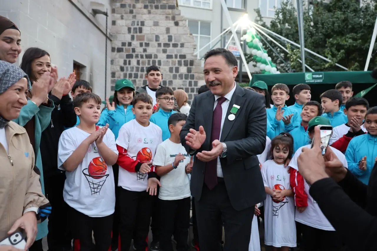 Vali Gökmen Çiçek'e Yeşilay'dan Üstün Hizmet Madalyası verildi 5