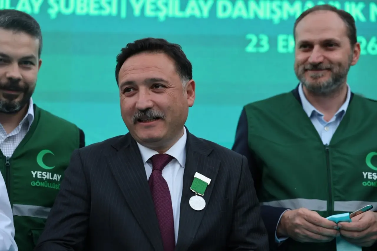 Vali Gökmen Çiçek'e Yeşilay'dan Üstün Hizmet Madalyası verildi 4