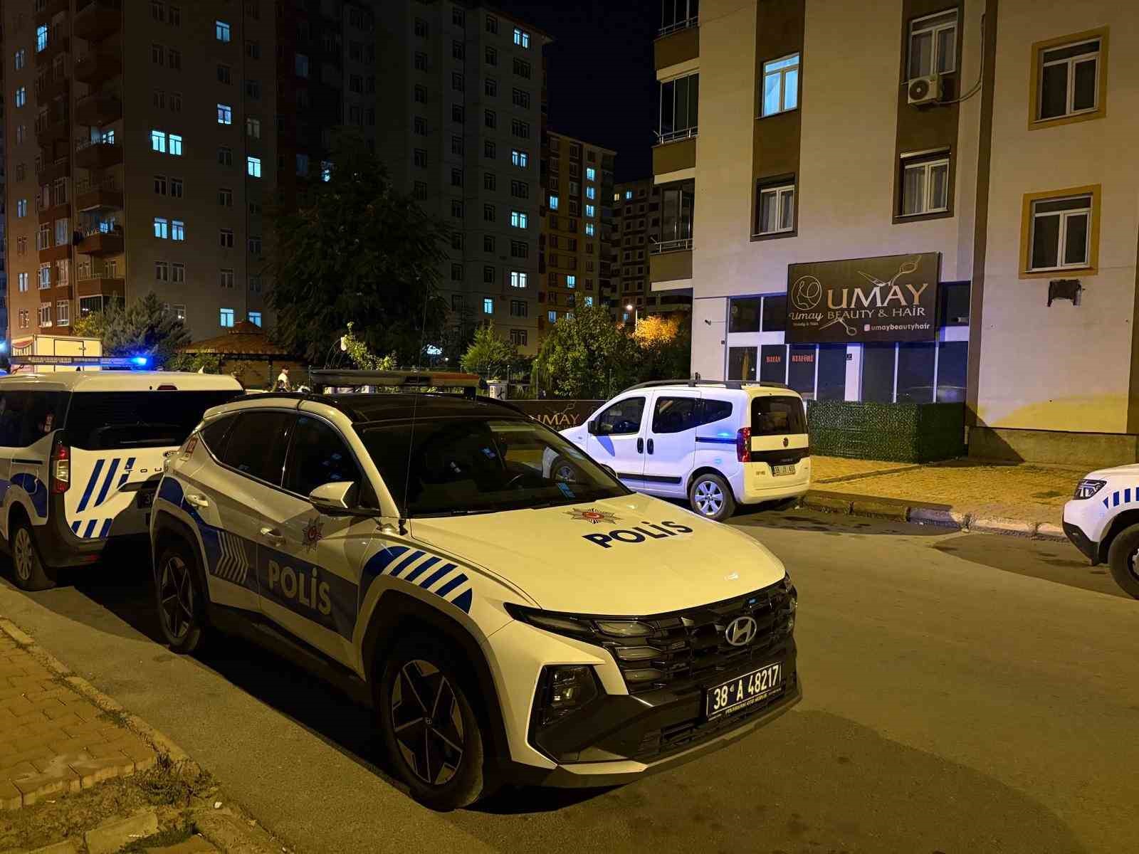 3-ay-once-babasi-olu-bulunan-genc-intihar-etti