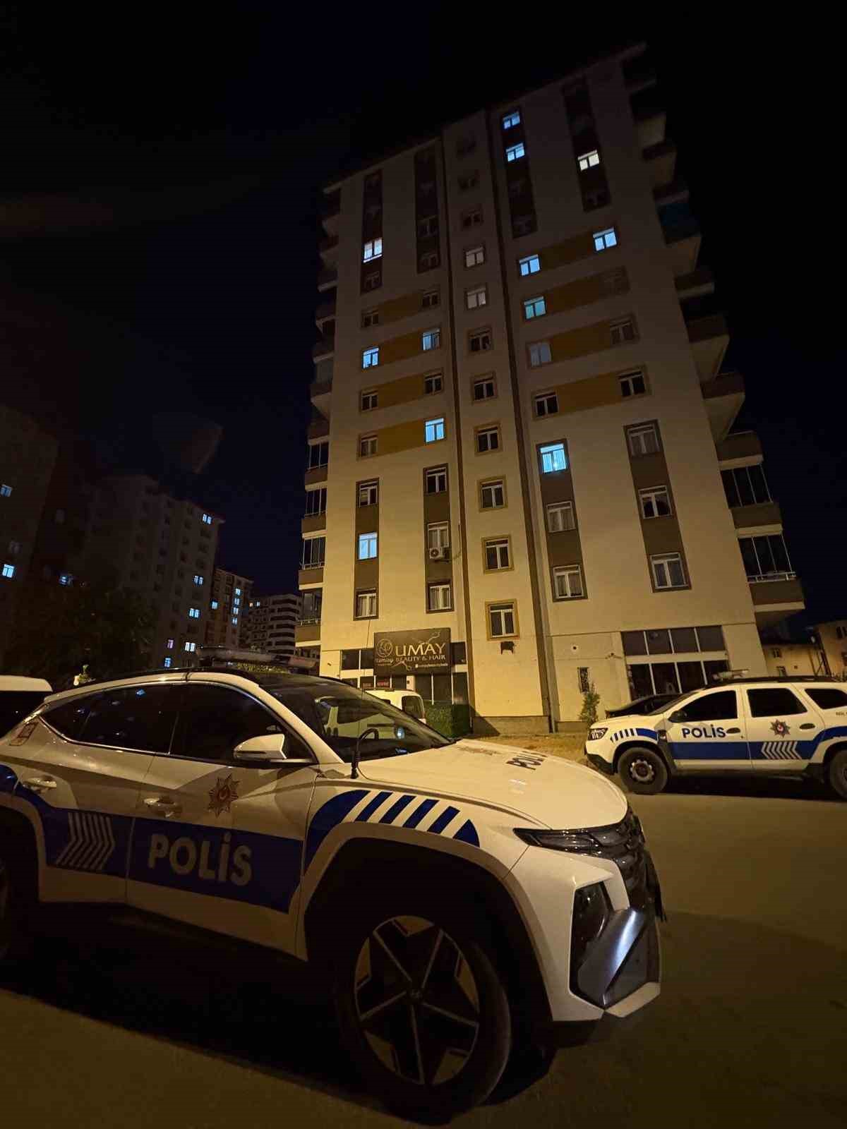 3-ay-once-babasi-olu-bulunan-genc-intihar-etti