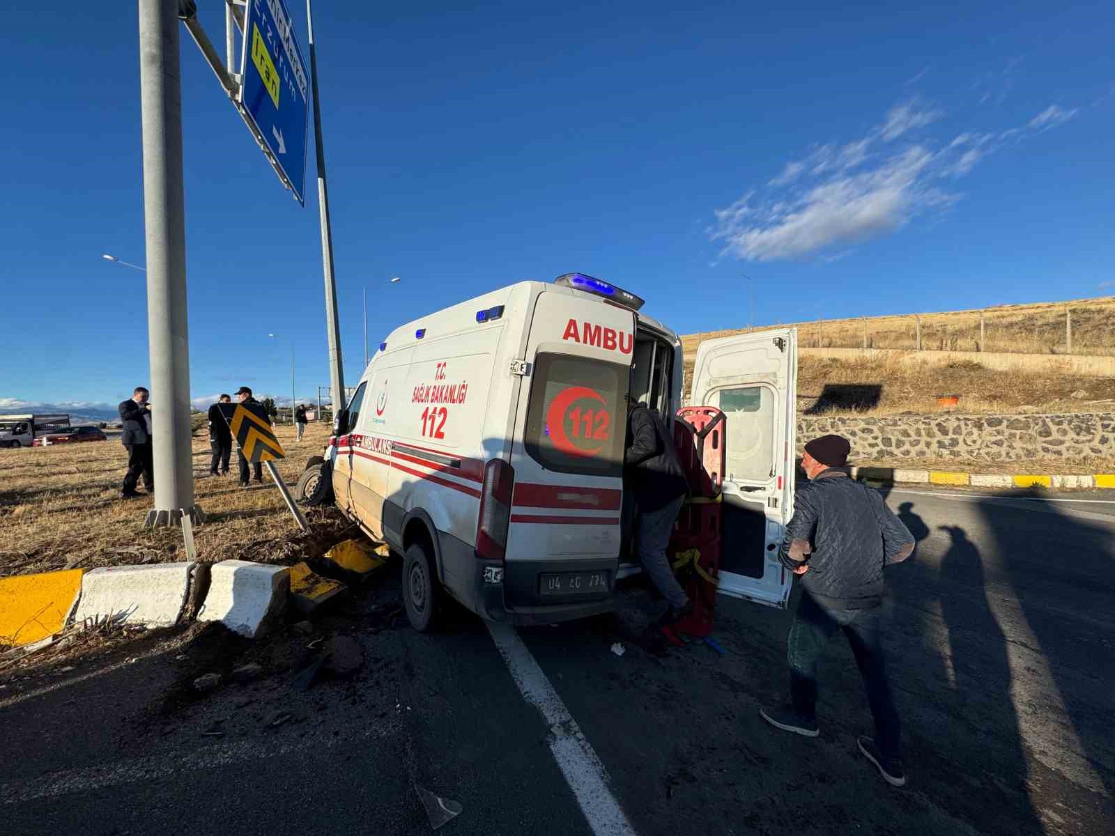 agrida-ambulans-kamyonetle-carpisti-2si-agir-7-yarali