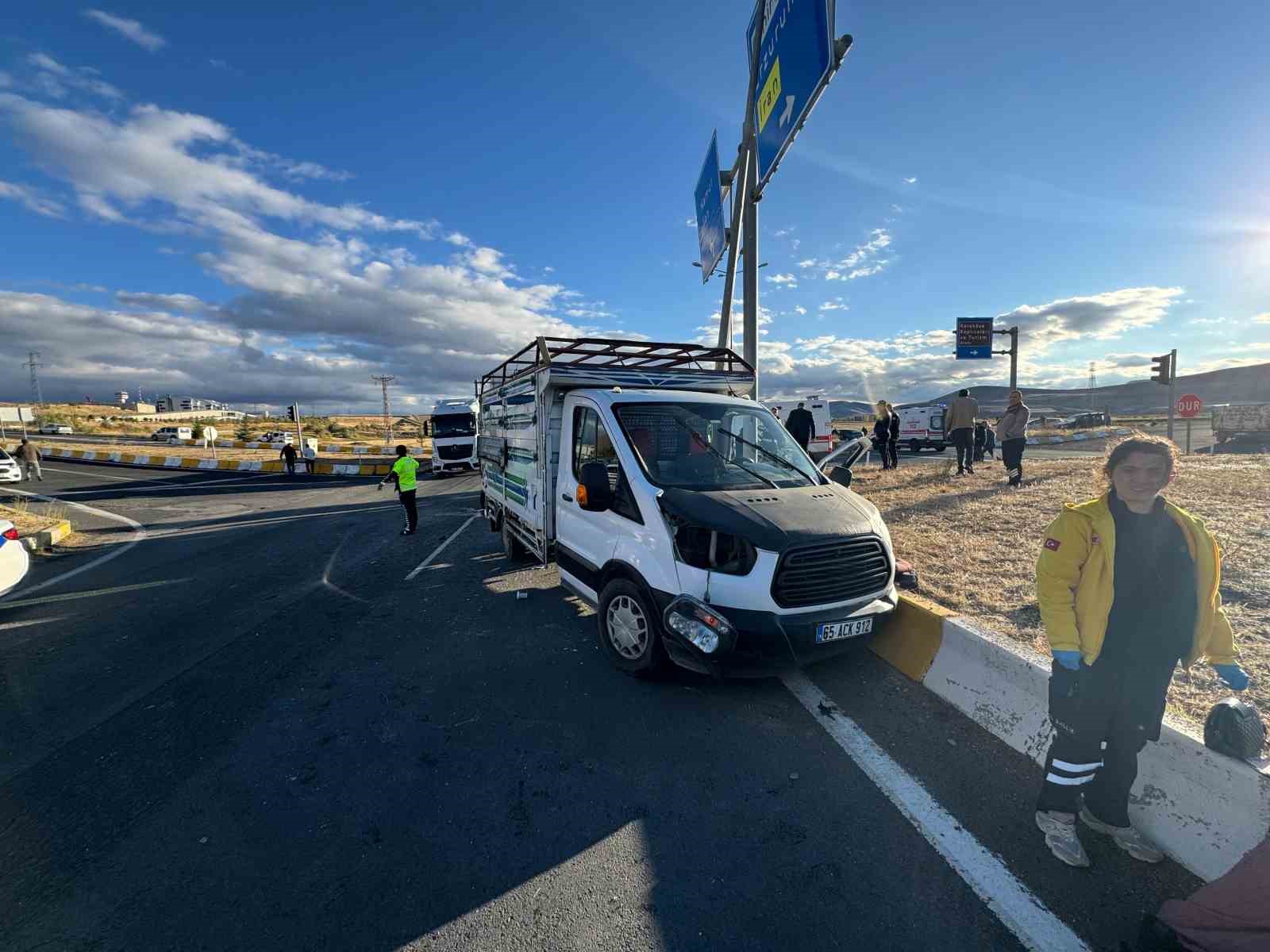 agrida-ambulans-kamyonetle-carpisti-2si-agir-7-yarali