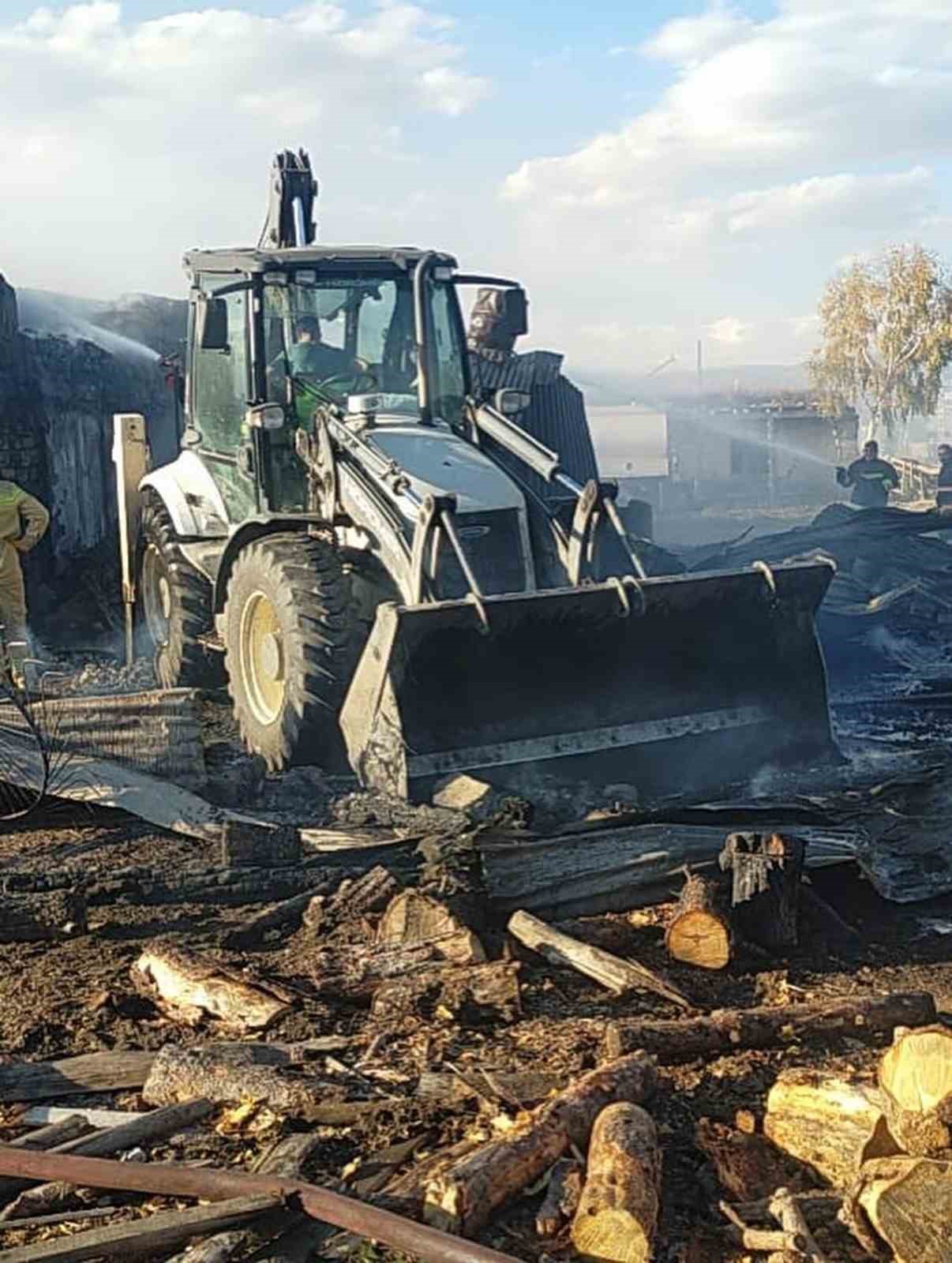 ahir-yangininda-15-kucuk-ve-8-buyukbas-hayvan-telef-oldu