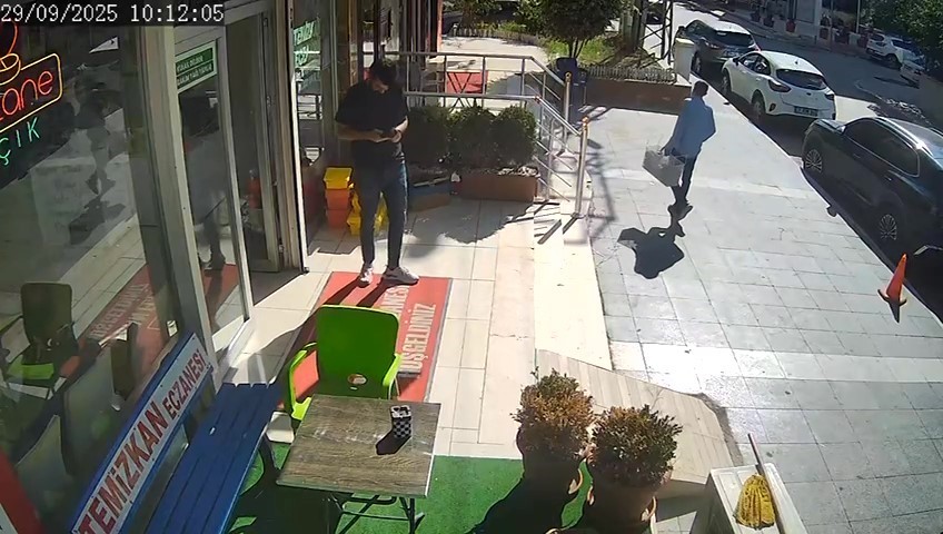 alisveris-yaparcasina-7-bin-tllik-dondurma-calan-hirsiz-yakalandi