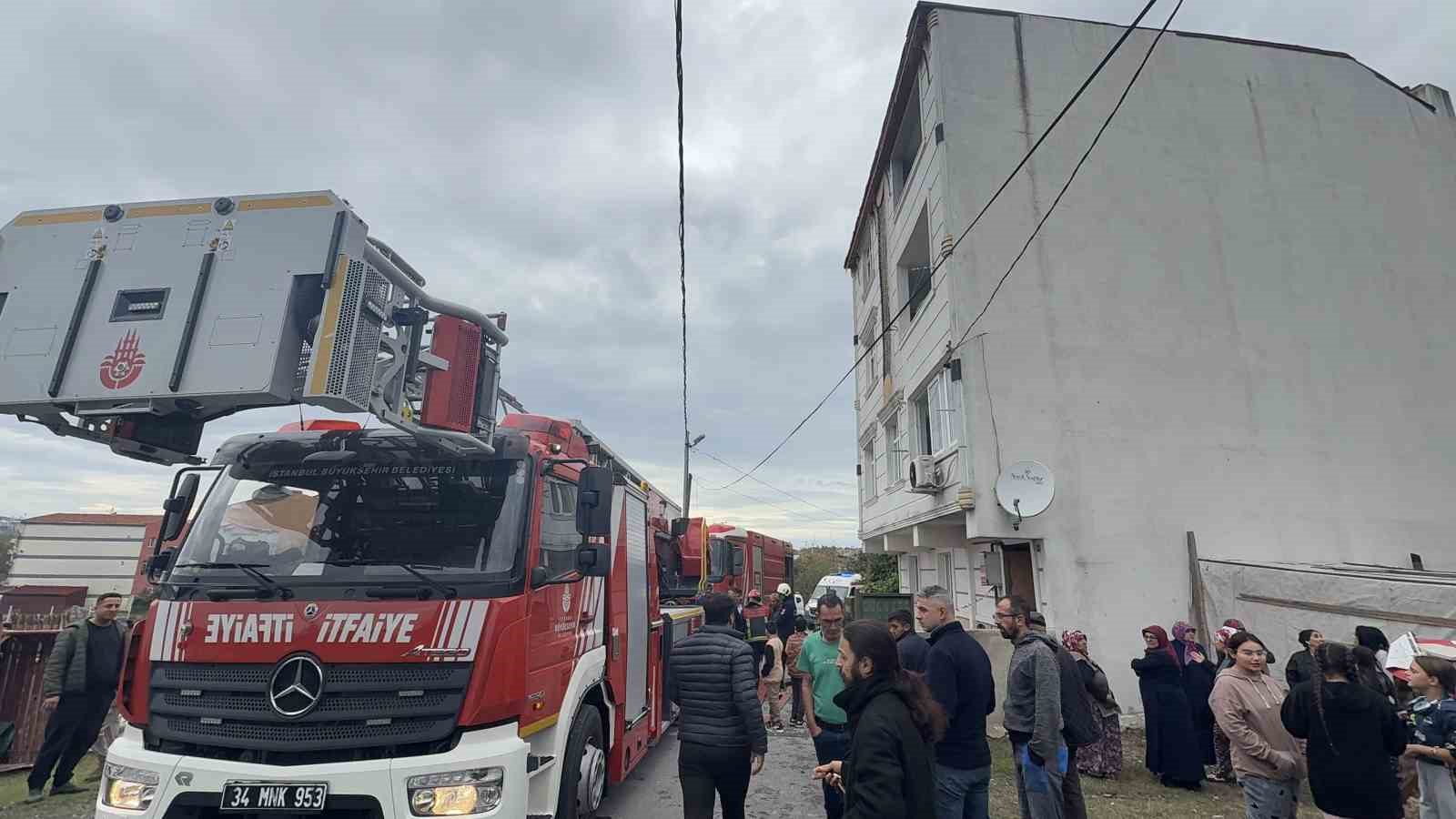 arnavutkoyde-faciadan-donuldu-itfaiye-ekipleri-alevlerin-arasindan-2-cocugu-kurtardi