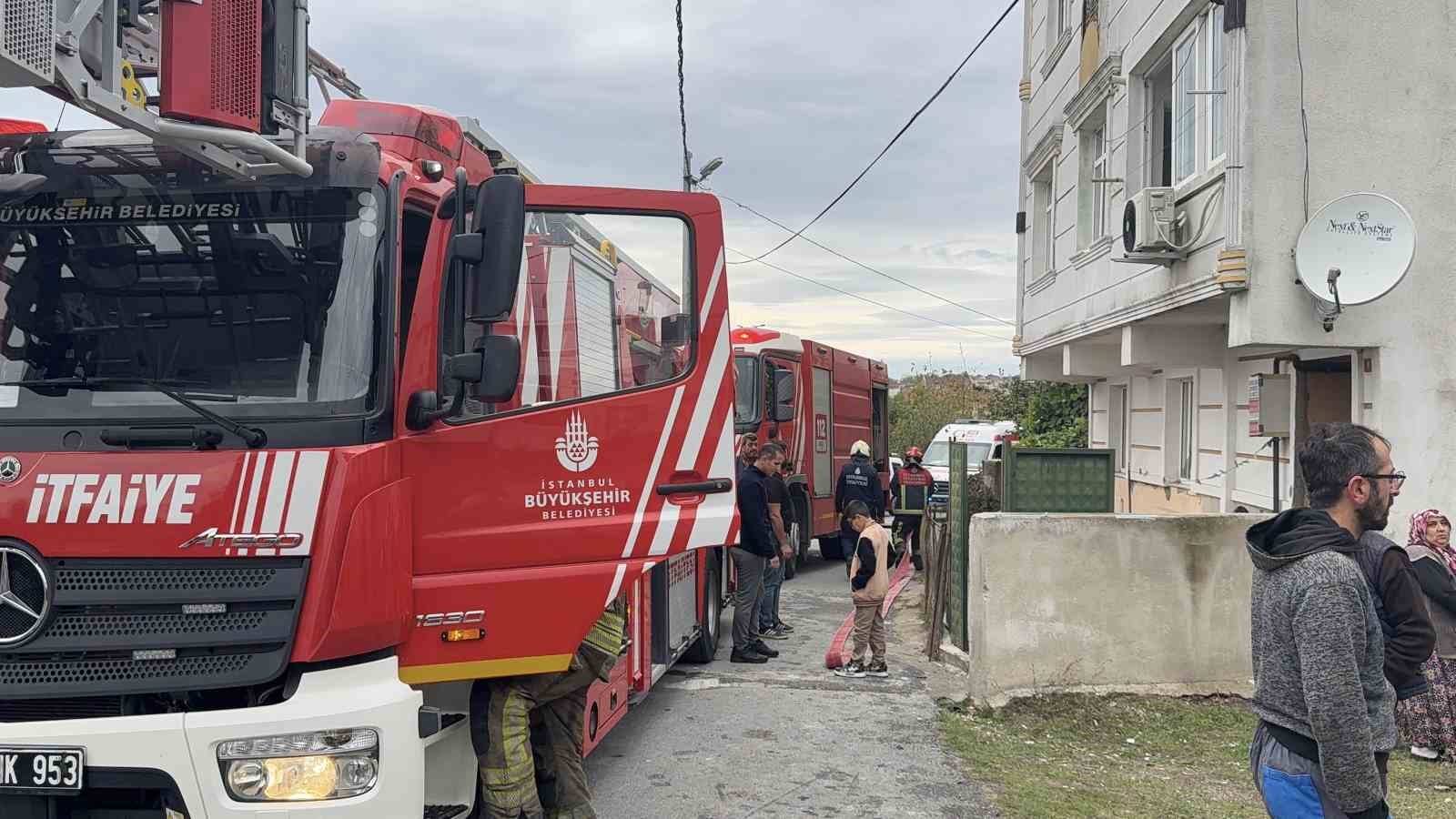 arnavutkoyde-faciadan-donuldu-itfaiye-ekipleri-alevlerin-arasindan-2-cocugu-kurtardi