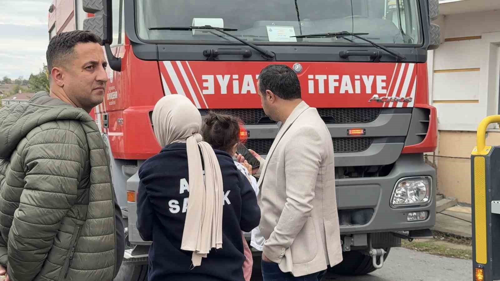 arnavutkoyde-faciadan-donuldu-itfaiye-ekipleri-alevlerin-arasindan-2-cocugu-kurtardi