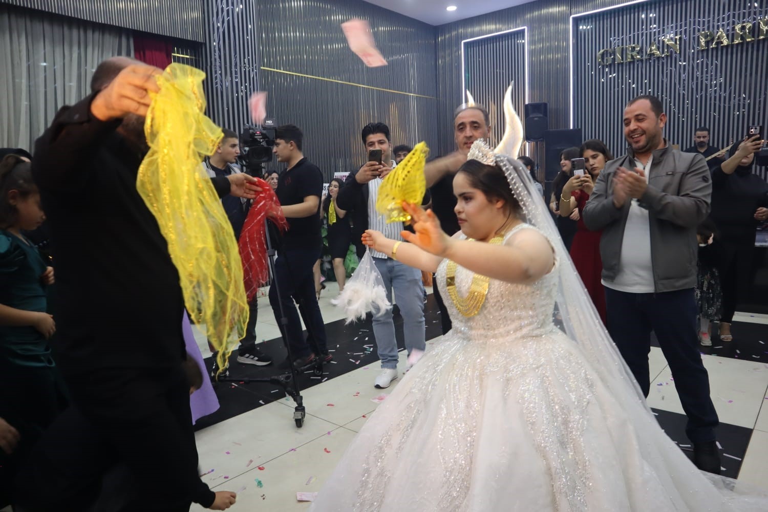 babasi-vasiyet-etti-down-sendromlu-gencin-gelinlik-hayali-gercek-oldu