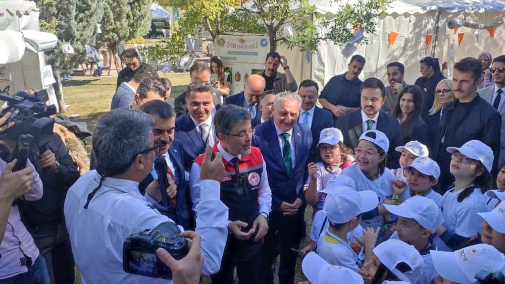 bakan-tekin-ve-bakan-yumakli-tarimin-yildizlari-cocuk-senliginde-bir-araya-geldi
