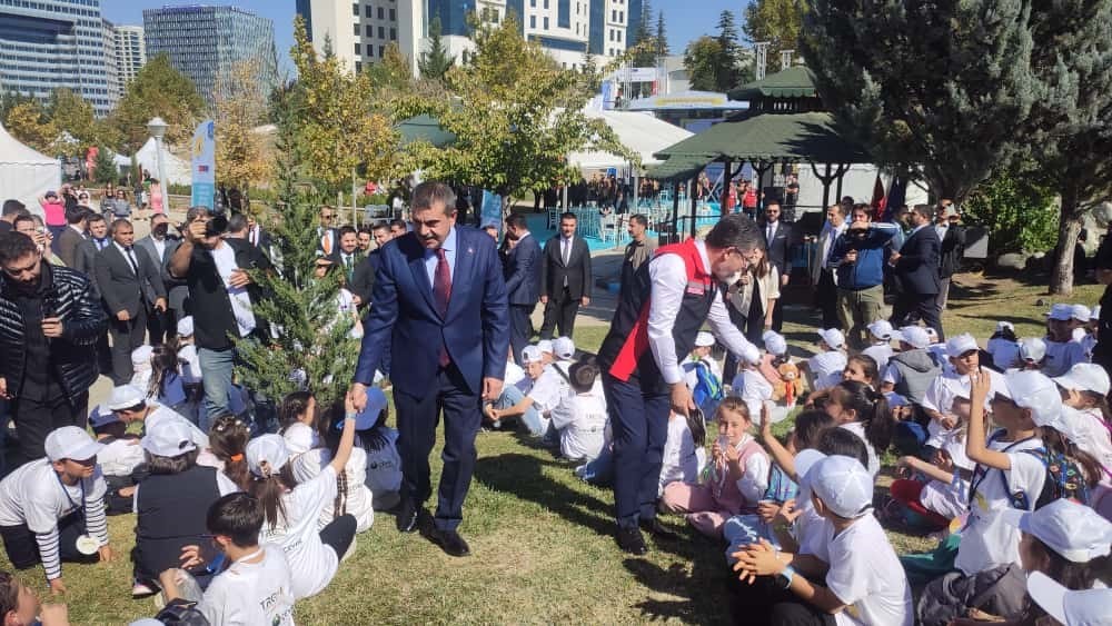 bakan-tekin-ve-bakan-yumakli-tarimin-yildizlari-cocuk-senliginde-bir-araya-geldi