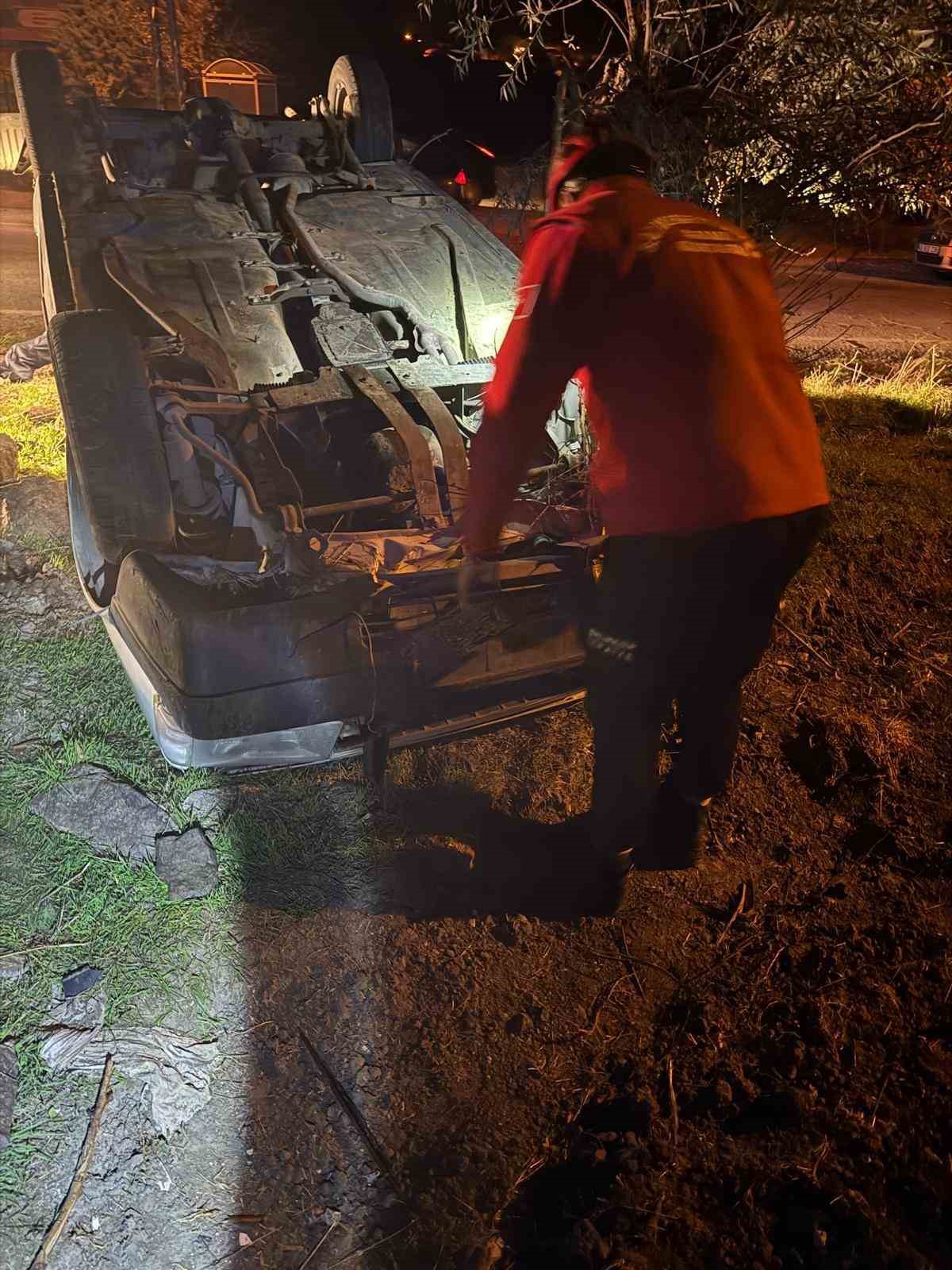 balikesirde-yol-kenarina-ucan-otomobilin-surucusu-yaralandi