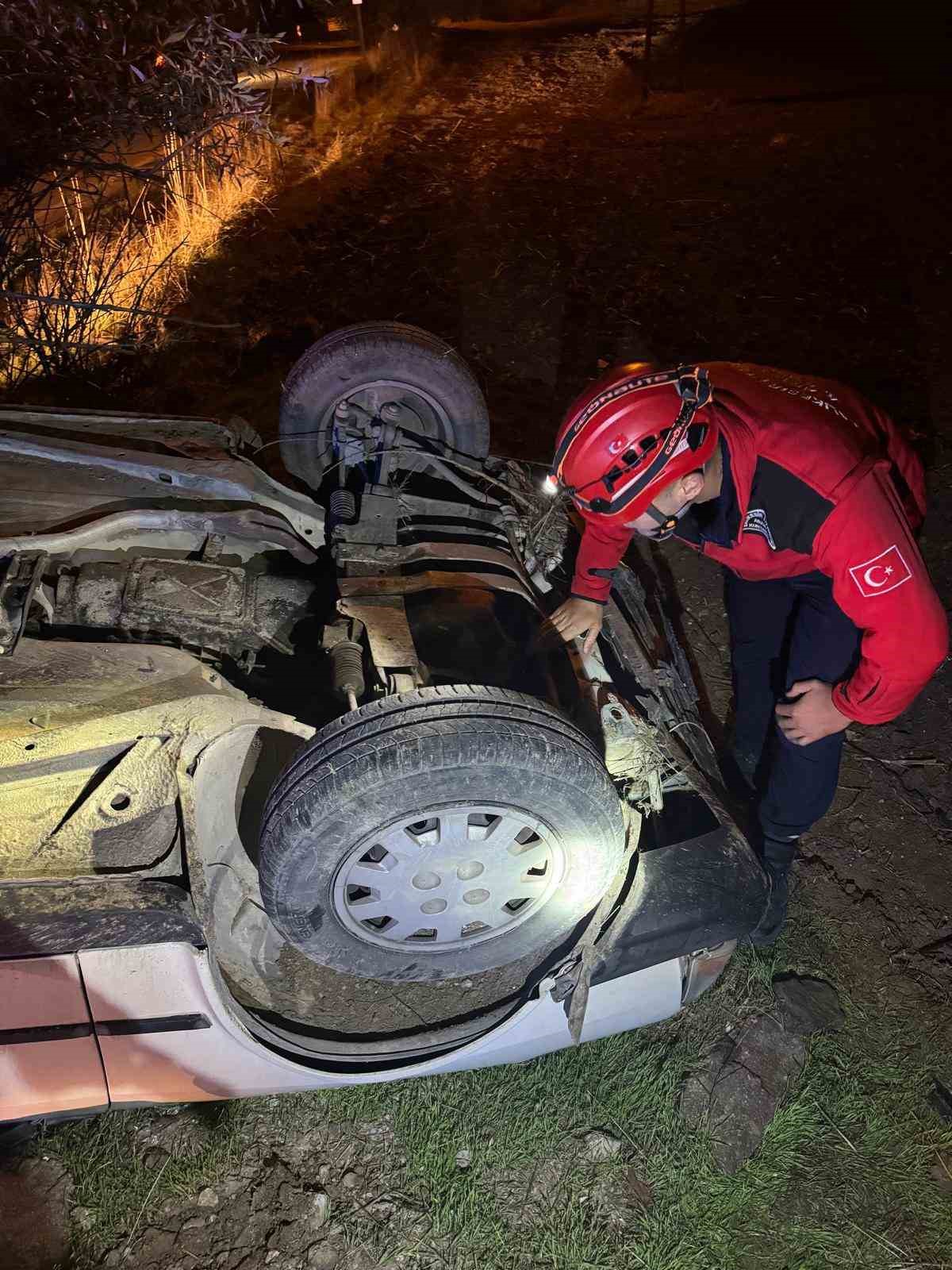 balikesirde-yol-kenarina-ucan-otomobilin-surucusu-yaralandi