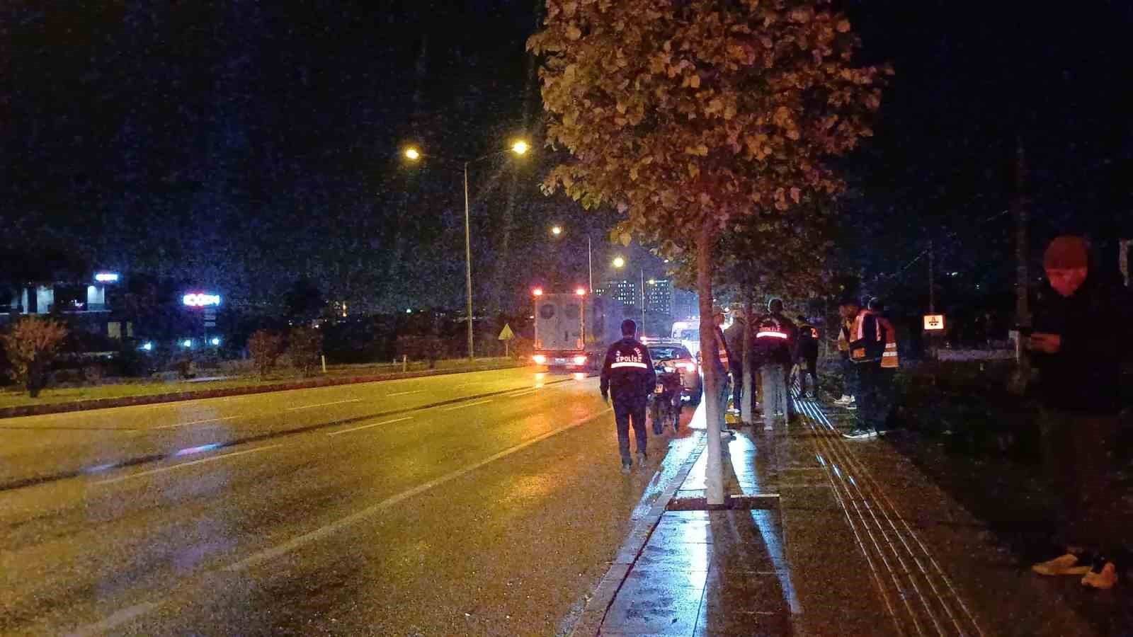 bariyerlere-carpan-motosikletli-genc-oldu